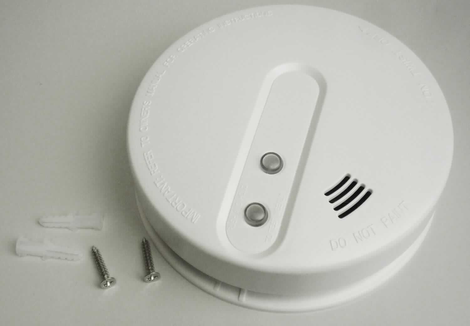 Funk-Rauchmelder,
- mit einer optoelektrischen Raucherkennungssensorik, Auswerteelektronik, akustischem
  Alarmgeber, Funkmodul und Batterie, in einem Gehäuse (Durchmesser ca. 128 mm) aus 
  Kunststoff mit Testschaltknopf und Anzeige-LED, Abbildung siehe Anlage,
- zum Überwachen und Sichern von Räumen durch Auslösen eines akustischen Alarms 
  nach Registrierung von Rauch (kennzeichnende Haupttätigkeit) und zum Senden eines 
  Funksignals an ein Home Security System (nicht Gegenstand der vZTA),
- in gemeinsamer Verkaufsverpackung mit Beipack (Montagematerial, Bedienungsanleitung).
Der Funk-Rauchmelder bestimmt dden Charakter der Ware.

"Elektrisches Hörsignalgerät (Alarmgerät), Feuermelder, von der für Gebäude verwendeten Art 
 (kombiniertes Gerät aus Rauchmelder - kennzeichnende Haupttätigkeit - und Funkmodul), in 
Warenzusammenstellung mit nicht charakterbestimmendem Beipack"