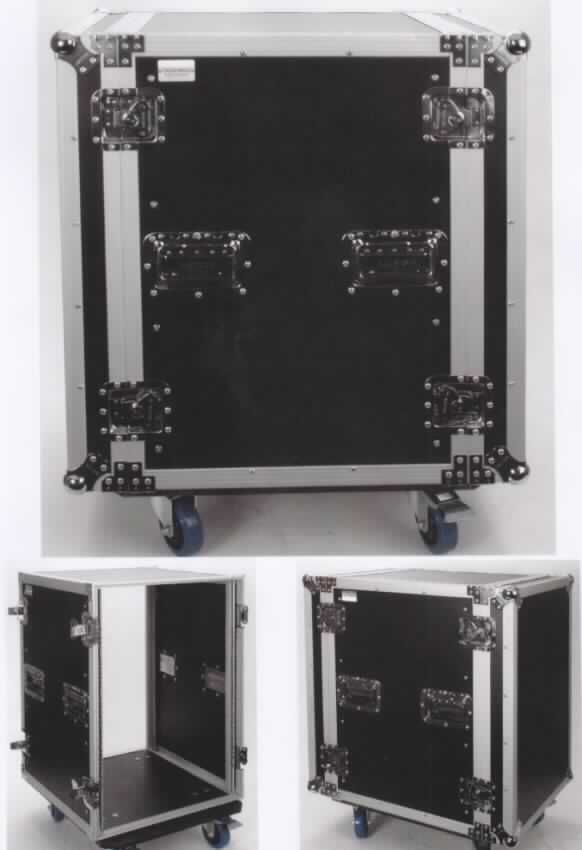 Kofferähnliches Behältnis, sog. Flight-Case, Foto siehe Anlage,
- mit einer Außenseite aus lackierten Holzfaserplatten,
- mit einem Kantenschutz aus Profilen aus Aluminium,
- mit Eckbeschlägen aus unedlem Metall (verzinktem Stahl), 
- mit einem Klappgriff an zwei gegenüberliegenden Schmalseiten,
- mit vier Standfüßen aus Kunststoff, 
- an zwei Schmalseiten mit abnehmbaren Seitenteilen durch zwei Butterfly-Schlösser,
- innen mit vier Beschlägen als Halterung versehen, 
- in sieben unterschiedlichen Größen, 
- - mit den Abmessungen von ca. 64 x 52 x 12 cm, 70 x 52 x 21 cm,  70 x 52 x 30 cm, 
    70 x 52 x 39 cm, 70 x 52 x 48 cm, 70 x 52 x 57 cm, 70 x 52 x 74 cm,
- in den beiden größten Ausführungen mit vier Rollen und zwei weiteren Klappgriffen ausgestattet,
- zur Aufnahme und zum Transport von tontechnischen Geräten bestimmt,
- ohne Hinweise auf Handarbeit.

"Handkofferähnliches Behältnis, mit Außenseite aus anderen Stoffen als in 
 den Unterpositionen 4202 1190 bis 4202 1910 genannte, nicht handgearbeitet"