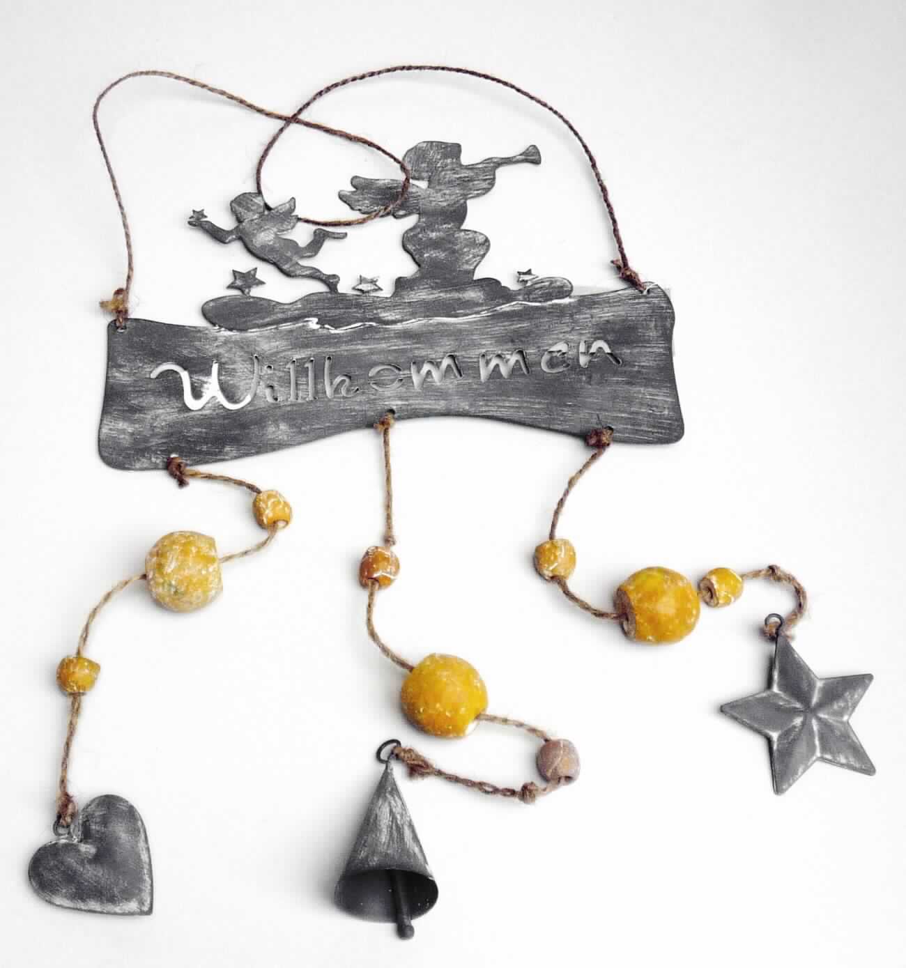 Es handelt es sich um ca. 19,5 cm (B) x 14,5 cm (H) große Blechschilder, die mit dem ausgestanzten Schriftzug "Willkommen" versehen sind und am oberen Rand mit zwei Engeln, einen Stern haltend bzw. eine Trompete spielend, verziert sind. An der Oberseite sind die Schilder mit einer Aufhängevorrichtung aus Spinnstoff und an der Unterseite mit drei Spinnstoffschnüren, auf die insgesamt mittels Knotentechnik neun Holzperlen und am Ende ein herzförmiger Metallanhänger, ein sternförmiger Metallanhänger und in der Mitte ein glockenartiges Ende mit Klöppel angebracht sind, verziert.
-Antragstellerangaben-

Das Schild ist aufgrund des Umfangs und des Gesamterscheinungsbildes gegenüber dem glockenartigen Ende charakterbestimmend. Eine Einreihung als Ziergegenstand in die Position 8306 kommt aufgrund des eigenen Gebrauchswertes des Schildes nicht in Betracht.

Abbildung siehe Anlage.

Derartige Erzeugnisse gehören als "Schilder aus unedlen Metallen" zum TARIC-Code 8310 0000 00.