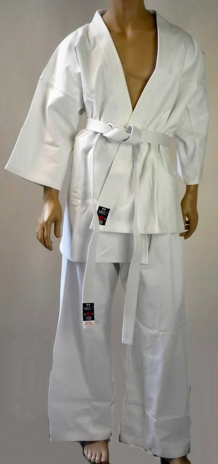 Kampfsportjacke, lange Hose und Bindegürtel, sog. Karateanzug Kyoshi, Größe 180 (entspricht XL), Foto siehe Anlage,
- als dreiteilige Zusammenstellung gemeinsam in einem Polybeutel verpackt,
- Oberteil und Hose bestehen aus unterschiedlichen, einfarbigen Geweben aus laut Antrag 100 % Baumwolle und
  sind damit nicht aus ein und demselben Flächenerzeugnis hergestellt, somit keine Kombination,
- aufgrund der fehlenden verengenden Ärmelabschlüsse des Oberteils kein Trainingsanzug der Position 6211,
- getrennte Einreihung aller Bestandteile, da die Kleidungsstücke (andere Kleidung und lange Hose) nicht 
  zusammen in eine Position eingereiht werden können,
- lange Hose:
-- aus ca. 0,5 mm dicken Geweben,
-- in der Taille abschließend; mit einem Tunnelzug und einer angenähten Gürtelschlaufe,
-- vorn unterhalb der Taille mit einem Aufnäher ausgestattet,
-- ohne Öffnung und ohne Verschluss,
-- ohne Hinweise auf den Trägerkreis (unisex),
-- mit erweiterndem Einsatz im Schritt und den Beininnenseiten,
-- mit knöchellangen Hosenbeinen,
-- an den Beinabschlüssen umgeschlagen und mit mehreren Steppnähten gesäumt,
-- keine Arbeits- und Berufskleidungkleidung.

"Lange Hose, aus Geweben, für Frauen, aus Baumwolle, andere als in den Unterpositionen 6204 6211 bis 
 6204 6233 genannte, nicht nach dem Batik-Verfahren handbedruckt"