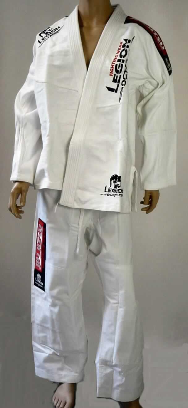 Jacke und lange Hose, sog. BJJ Anzug Legion Octagon, Größe 180 (entspricht XL), Foto siehe Anlage,
- als zweiteilige Zusammenstellung gemeinsam in einem Polybeutel verpackt, 
- Oberteil und Hose bestehen aus unterschiedlichen, einfarbigen Geweben aus laut Antrag 100 % Baumwolle und
  sind damit nicht aus ein und demselben Flächenerzeugnis hergestellt, somit keine Kombination,
- aufgrund der fehlenden verengenden Ärmelabschlüsse des Oberteils kein Trainingsanzug der Position 6211,
- Jacke:
-- aus ca. 1,4 mm dicken Geweben, 
-- über den Schritt, aber nicht bis über den halben Oberschenkel reichend (Rückenlänge: ca. 80 cm),
-- vorn mit einer durchgehenden Öffnung ohne Verschluss (somit keine Hemdbluse); entlang der Öffnung mit einer 
   ca. 5 cm breiten, festen, mehrfach versteppten Randeinfassung,
-- ohne Hinweise auf den Trägerkreis (unisex),
-- mit langen Ärmeln ohne verengende Abschlüsse, an den Ärmelenden durch Umschlagen und Festnähen 
   gesäumt,
-- im Schulterbereich, im Bereich der Brust und unterhalb der Taille mit aufgenähten Abzeichen sowie aufgestickten
   Schriftzügen und Motiven,
-- am unteren Rand durch Umschlagen und Festnähen gesäumt; mit ca. 21 cm hoch reichenden Seitenschlitzen,
-- keine Arbeits- und Berufskleidung.

"Jacke aus Geweben, für Frauen, aus Baumwolle, keine Arbeits- und Berufskleidung, nicht nach dem 
 Batikverfahren handbedruckt"