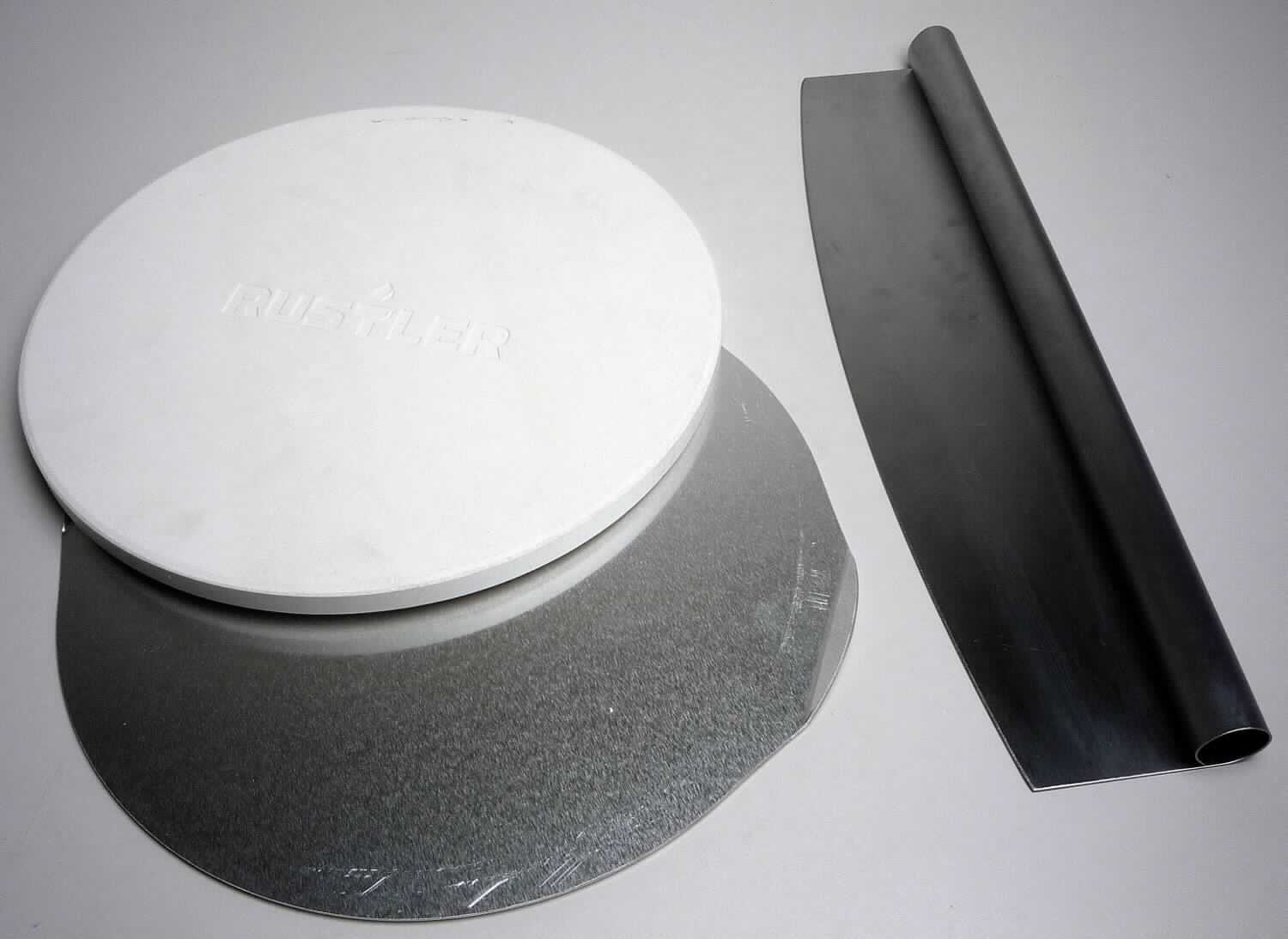 Warenzusammenstellung, bestehend aus einem keramischen Haushaltsartikel, einem Haushaltsartikel aus 
Aluminium und einer anderen Schneidware aus unedlem Metall, sog. Pizzastein Set mit Pizzaschneider, 
Abbildung siehe Anlage, 
in Aufmachung für den Einzelverkauf, zur Befriedigung eines speziellen Bedarfs zusammengestellt (Zubereiten 
einer Pizza), 
- keramischer Haushaltsartikel (sog. Pizzastein): 
- - in Form einer runden, unglasierten, beigefarbenen Platte, 
- - mit einem Durchmesser von ca. 25,9 cm und mit einer Dicke von ca. 1,4 cm, 
- - keramisches Erzeugnis, nach der Formgebung gebrannt, tonmineralhaltiges Material enthaltend, 
- - nach dem Ergebnis der wissenschaftlichen Untersuchung handelt es sich um Kordieritkeramik, 
- - dient u. a. dem Backen einer Pizza oder von Brot auf einem Grillgerät und stellt sich als Artikel für den Küchen
    gebrauch dar, 
- Haushaltsartikel aus Aluminium (sog. Backblech): 
- - in Form einer runden Platte aus lt. Antrag Aluminium, 
- - an zwei gegenüberliegenden Seiten leicht hochgezogen gearbeitet, 
- - auf die Größe der keramischen Platte abgestimmt, 
- - mit einem Durchmesser von ca. 26 cm, 
- - wird verwendet, um die gebackene Pizza von dem sog. Pizzastein zu heben, 
- anderen Schneidware aus unedlem Metall (sog. Pizzaschneider), 
- - in der Art eines Wiegemessers aus unedlem Metall (lt. Antrag Edelstahl) 
- - mit einer feststehenden, schneidenden Klinge, 
- - mit einer Länge von ca. 35 cm und einer max. Höhe von 9 cm, 
- - dient dem schnellen Zerschneiden der gebackenen Pizza, 
- der keramische Haushaltsartikel verleiht der Warenzusammenstellung aufgrund des Gewichts und insbesondere 
  aufgrund seiner Bedeutung in Bezug auf die Verwendung den wesentlichen Charakter.

"Keramischer Haushaltsartikel (Pizzastein aus Kordieritkeramik), aus anderer Keramik als Porzellan, gewöhnlicher 
 Ton, Steinzeug, Steingut oder feine Erden, Artikel für den Küchengebrauch"