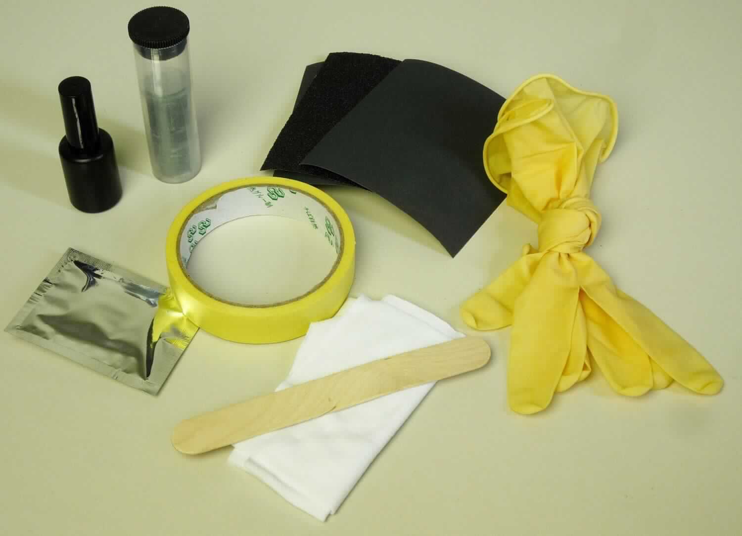 Angaben: 
Aluminium Reparatur-Set; zum Beheben von Oberflächenschäden an Aluminiumfelgen wie z.B. Schrammen, Schleifspuren, Kratzer; bestehend aus einem Fläschchen Silberlack (wird nachträglich zum Set hinzugefügt), einem Paar Latex-Handschuhen, einem Reinigungstuch, einem Holzspatel, drei Blatt Schleifpapier (80, 600, 1200), einem Kreppband zum Abkleben (10m), einem 2K-Spezialfüller, einem Baumwolltuch und einer bebilderten Gebrauchsanteilung. Anwendungshinweise: Die Schadstelle wird gesäubert, im umliegenden Bereich abgeklebt, mit den Schutzhandschuhen ein Stück Epoxidharz durchgeknetet und auf die Schadstelle aufgetragen. Nach der Trocknung wird mit Schleifpapier geglättet, anschließend gereinigt und lackiert.

Warenbeschreibung: 
Warenzusammenstellung, gemeinsam umverpackt in einem Kunststoffbeutel, bestehend aus:
- einem Fläschchen mit integriertem Pinsel im Verschluss, gefüllt mit silberfarbenem Lack,
- einem Paar gelben, dünnen Gummihandschuhen, 
- einem weißen, duftenden, feuchten Vliestuch (Größe: ca. 14 x 19 cm), verpackt in einem Alufolienbeutel,
- einem Holzspatel, 
- vier Blatt Schleifpapier in verschiedenen Körnungen (Größe: ca. 10 x 10 cm), verpackt in einem Kunststoffbeutel, 
- einem gelben Kreppband, 
- einem 2K-Spezialfüller, bestehend aus einer knetbaren Masse in Stangenform (Durchmesser: ca. 2cm, Länge: 
  5-6 cm, innen hellgrau, außen dunkelgrau), die nach dem Durchkneten innerhalb einer Stunde zu einer harten         
  Masse aushärtet, abgefüllt in einer Kunststoffdose,
- einem weißen Baumwolltuch (Größe: ca. 10 x 10 cm).
 
Befund: 
Warenzusammenstellung zur Befriedigung eines gemeinsamen Bedarfs (Reparatur von Oberflächenschäden an Aluminiumfelgen), wobei die Reparaturmischung (2K-Spezialfüller) den Charakter der Ware bestimmt. Nach Beschaffenheit und Verwendungszweck kennzeichnet sich die Ware als anderer Kitt.