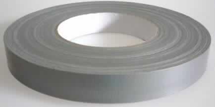 Klebeband, siehe Foto
- als Meterware,
- mit einer Breite von etwa 1,9 cm, auf Rollen,
- mit einem Quadratmetergewicht von unter 1500 Gramm (ohne Unterlage),
- aus einem undichten Gewebe, mit einer grauen Kunststofffolie (mit bloßem Auge 
  wahrnehmbar) überzogen (kein Erzeugnis der Position 5902),
- auf der Unterseite mit einer Kautschukschicht mit Klebefunktion versehen 
  (insbesondere im Hinblick auf den Verwendungszweck charakterbestimmend),
- für den Einzelverkauf auf einer Papprolle aufgemacht.

"Kautschutiertes Gewebe, anderes als solches der Position 5902, Klebeband, mit einer
 Breite vom 20 cm oder weniger"