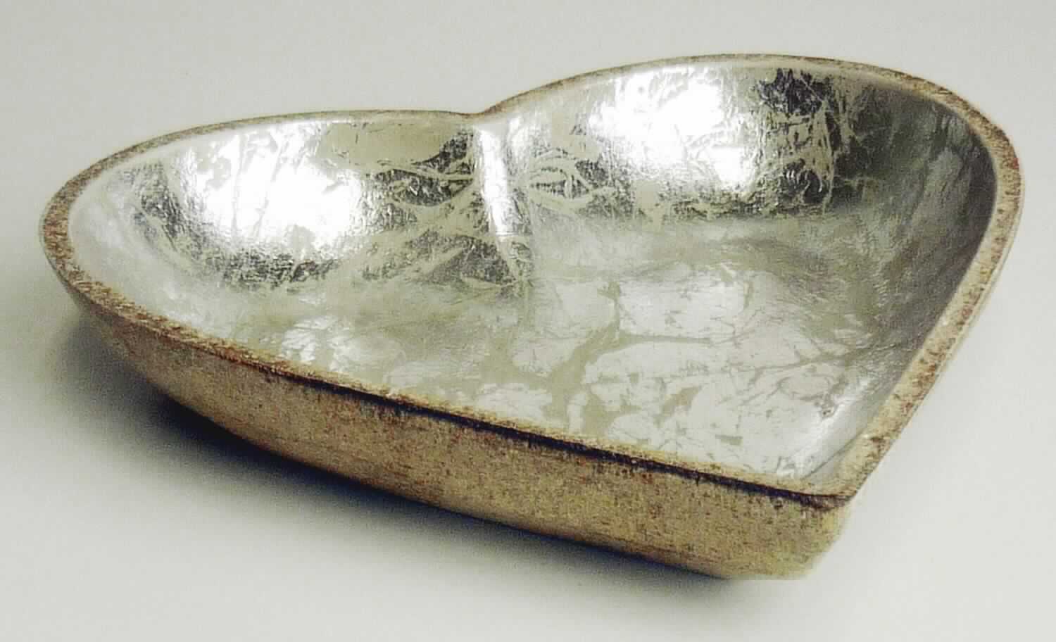 "Herz-Schale, Art. 230.054-055"
- herzförmig gewölbte, einseitig silbrige Schale aus einem Stück Faserplatte (MDF. lt. Antrag), 
  in zwei Größen ca. 22 x 3 x 22 cm und  17 x 3 x 17 cm,
- zur Aufnahme von z.B. Dekorationsmaterial (nach Beschaffenheit kein Küchenartikel der Pos. 4419),
- zur Ausstattung von Innenräumen.
(Abbildung siehe Anlage)

"Innenausstattungsgegenstand aus Holz, kein Holz mit Einlegearbeit, nicht aus tropischem Holz im Sinne der Zusätzlichen Anmerkung 2 zu Kapitel 44"