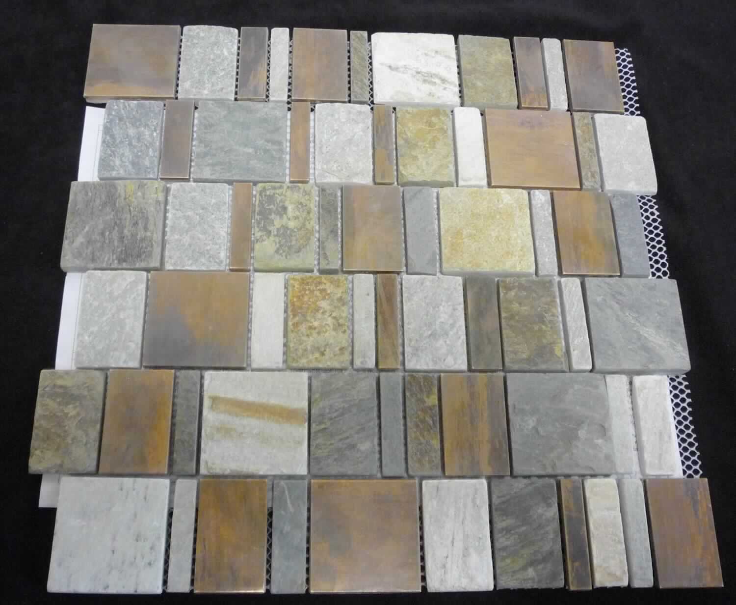 Angaben:
Mix Stein/Kupfer-Mosaik XSK 585, Rechteck Stein/Kupfer Mix 10/15/30/48 x 48 x 8 mm.

Warenbeschaffenheit:
Graue, braune und rötliche, rechteckige und quadratische Steine in unterschiedlichen Größen, teilweise mit einer Kupfer-Platte abgedeckt, auf ein quadratisches, ca. 30 x 30 cm großes Netz aufgeklebt.

Befund:
Würfel und dergleichen für Mosaike aus Naturstein, auch auf Unterlagen

Als charakterbestimmender Bestandteil des Mosaiks werden die Steine angesehen.