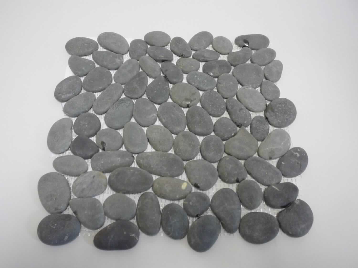 Angaben:
Flußkiesel-Mosaik XKF 002M. Kiesel flach, Mix dunkelgrau, 30 - 60 x 8 - 10 mm.

Warenbeschaffenheit:
Dunkelgraue, flache, unregelmäßig geformte, auf ein quadratisches (ca. 32 x 31 cm) Netz aufgeklebte Steine (Größe der Steine zwischen 30 und 60 mm).

Befund:
Würfel und dergleichen für Mosaike aus Naturstein, auch auf Unterlagen