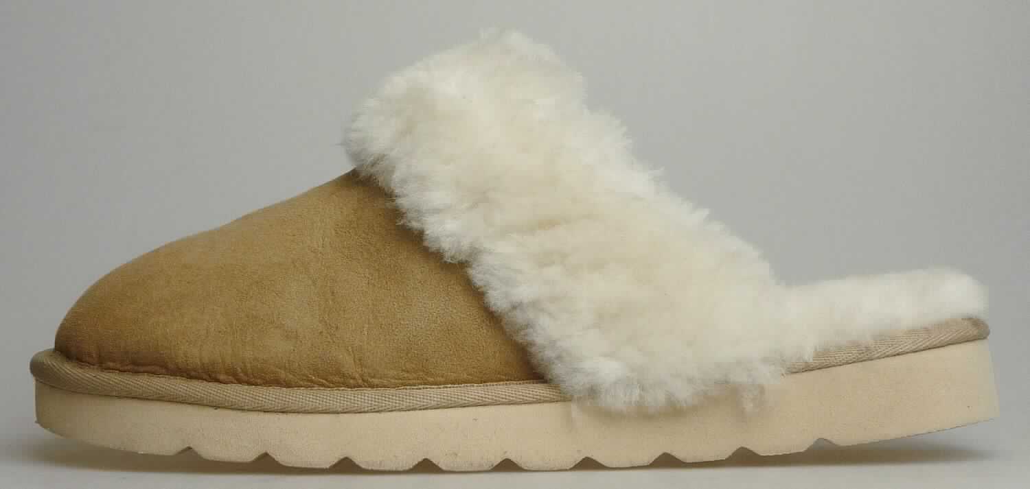 Pantoffeln (lt. Antrag: "Lammfellschuhe für Damen, beige", Foto siehe Anlage)
- mit Laufsohlen aus (lt. Antrag) Kunststoff; ohne Hauptsohle aus Holz,
- mit Oberteil (geschlossenes Blatt) aus Leder,
- mit eingeklebtem Innenfutter und Decksohle aus Pelzfell,
- an der Einschlupföffnung mit einer breiten Randeinfassung aus Pelzfell verstärkt,
- ohne Metallschutz in der Vorderkappe,
- den Knöchel nicht bedeckend,
- kennzeichnen sich aufgrund des äußeren Erscheinungsbildes und der Ausstattung als
  Schuhe für den häuslichen Wohnbereich

"Pantoffeln mit Laufsohlen aus Kunststoff und Oberteil aus Leder, andere als in den
 UPos. 6403 1200 bis 6403 9938 genannt"