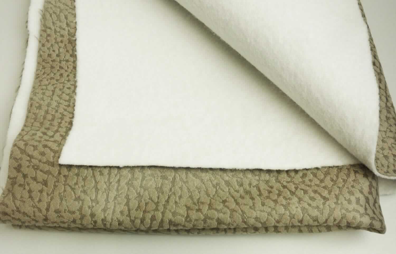 Textillaminat, sog. Möbelstoff, Foto siehe Anlage,
- als Meterware, 
- laut Untersuchungsergebnis:
-- aus zwei mit ihrer ganzen Fläche aufeinander liegenden und so miteinander durch Kleben verbundenen Lagen: 
--- mit einer oberen Lage (Schauseite):
---- aus einem geschmirgelten, geprägten und bedruckten Gewebe in Atlasbindung aus ungezwirnten, 
     nicht hochfesten Garnen, 
---- mit Schussgarnen aus synthetischen Filamenten, 
---- mit Kettgarnen aus dickeren, synthetischen Filamenten und synthetischen Mikro-Spinnfasern,
---- alle Filamente und Fasern aus laut Antrag Polyester,
---- mit einem Gesamtanteil an:
----- synthetischen Filamenten von ca. 60 GHT,
----- synthetischen Spinnfasern von ca. 40 GHT,
--- mit einer Unterlage:
---- aus einem einfarbigen, gerauten Kuliergewirke, 
---- aus synthetischen Chemiefasern,
- insbesondere im Hinblick auf die Bedeutung in Bezug auf die Verwendung verleiht das die Schauseite bildende 
  Gewebe der Ware ihren wesentlichen Charakter.

"Gewebe aus Garnen aus synthetischen Filamenten, anderes als in den Unterpositionen 5407 10 bis 5407 84
 genannte, bedruckt"