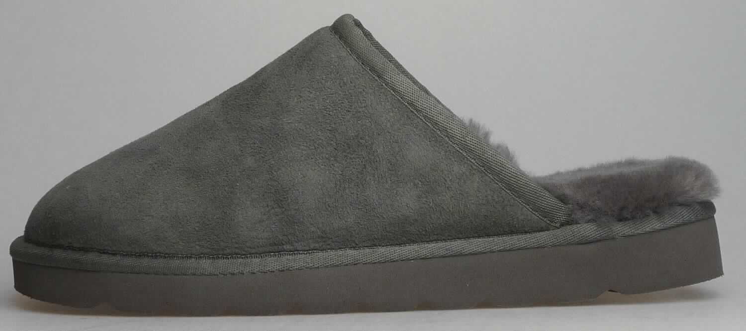 Pantoffeln (lt. Antrag: "Lammfellschuhe für Damen, grau", Foto siehe Anlage)
- mit Laufsohlen aus (lt. Antrag) Kunststoff; ohne Hauptsohle aus Holz,
- mit Oberteil (geschlossenes Blatt) aus Leder,
- mit eingeklebtem Innenfutter und Decksohle aus Pelzfell,
- an der Einschlupföffnung mit einer Randeinfassung aus Spinnstoff verstärkt,
- ohne Metallschutz in der Vorderkappe,
- den Knöchel nicht bedeckend,
- kennzeichnen sich aufgrund des äußeren Erscheinungsbildes und der Ausstattung als
  Schuhe für den häuslichen Wohnbereich

"Pantoffeln mit Laufsohlen aus Kunststoff und Oberteil aus Leder, andere als in den
 UPos. 6403 1200 bis 6403 9938 genannt"