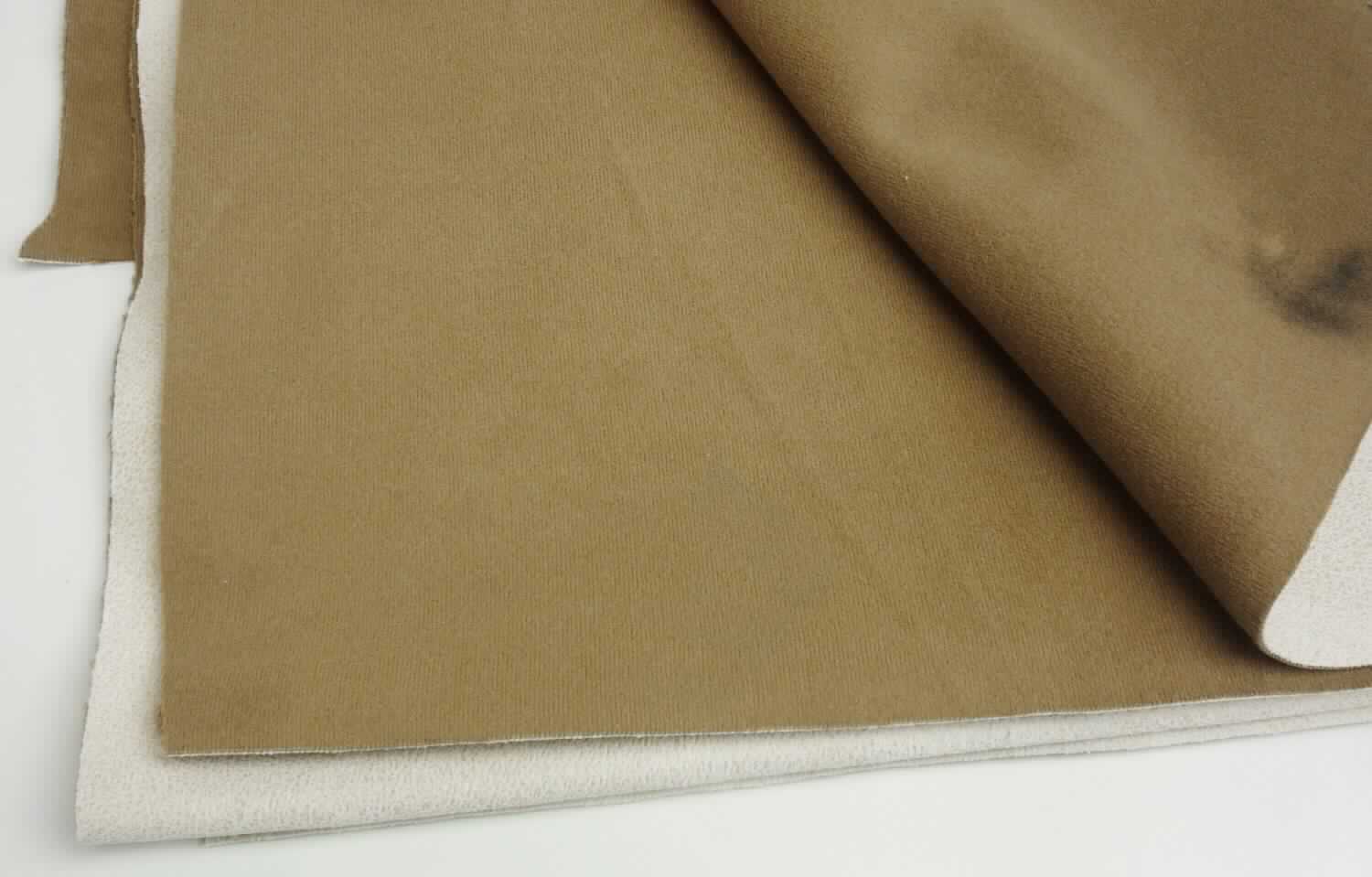 Textillaminat, Foto siehe Anlage,
- als Meterware, mit einer Breite von mehr als 30 cm,
- laut Untersuchungsergebnis:
-- aus zwei mit ihrer ganzen Fläche aufeinander liegenden und so miteinander durch Kleben verbundenen Lagen: 
--- mit einer oberen Lage (Schauseite): 
---- aus einem gerauten und bedruckten Kettengewirke aus synthetischen Chemiefasern,
---- ohne Flor- oder Schlingenoberfläche,
---- keine Elastomergarne oder Kautschukfäden enthaltend,
--- mit einer Unterlage:
---- aus einem gerauten und gefärbten Kettengewirke aus synthetische Chemiefasern,
- aufgrund der verarbeiteten Kettengewirke keine Ware der Position 6006,
- insbesondere im Hinblick auf die Bedeutung in Bezug auf die Verwendung verleiht das die Schauseite bildende 
  Kettengewirke der Ware ihren wesentlichen Charakter.

"Kettengewirke, anderes als solche der Positionen 6001 bis 6004, aus synthetischen Chemiefasern, anderes 
 als in der Unterposition 6005 35 genannte, bedruckt"