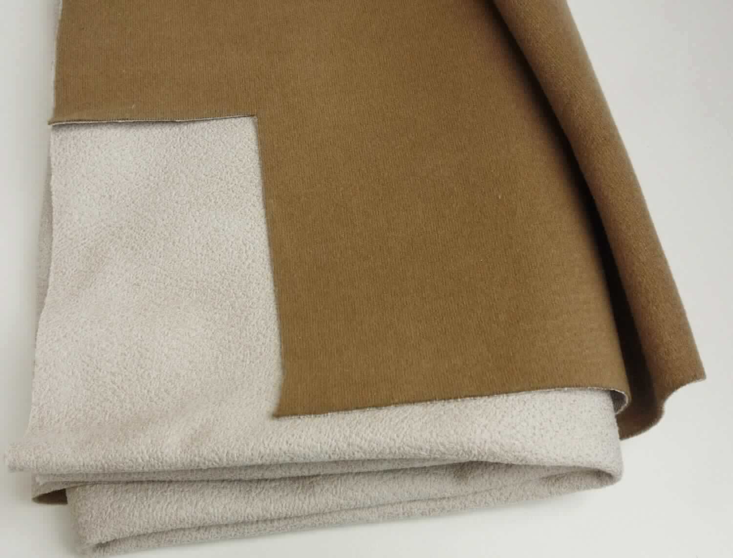 Textillaminat, Foto siehe Anlage,
- als Meterware, mit einer Breite von mehr als 30 cm,
- laut Untersuchungsergebnis:
-- aus zwei mit ihrer ganzen Fläche aufeinander liegenden und so miteinander durch Kleben verbundenen Lagen: 
--- mit einer oberen Lage (Schauseite): 
---- aus einem gerauten und bedruckten Kettengewirke aus synthetischen Chemiefasern,
---- ohne Flor- oder Schlingenoberfläche,
---- keine Elastomergarne oder Kautschukfäden enthaltend,
--- mit einer Unterlage:
---- aus einem gerauten und gefärbten Kettengewirke aus synthetische Chemiefasern,
- aufgrund der verarbeiteten Kettengewirke keine Ware der Position 6006,
- insbesondere im Hinblick auf die Bedeutung in Bezug auf die Verwendung verleiht das die Schauseite bildende 
  Kettengewirke der Ware ihren wesentlichen Charakter.

"Kettengewirke, anderes als solche der Positionen 6001 bis 6004, aus synthetischen Chemiefasern, anderes 
 als in der Unterposition 6005 35 genannte, bedruckt"