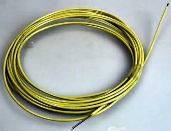 Glasfaserkabel, sog. Ader,
Kabel aus zwölf einzeln mit Kunststoff (Acryl) umhüllten Lichtwellenleitern aus Quarzglas in einem gemeinsamen Mantel aus Kunststoff, Durchmesser der einzelnen Fasern ca. 0,235 mm, Kabel in unterschiedlichen Standardlängen von 25.2, 37.8 und 50.4 km.

Die Ware ist als "Kabel aus einzeln umhüllten, optischen Fasern, ohne Anschlussstücke versehen", einzureihen.