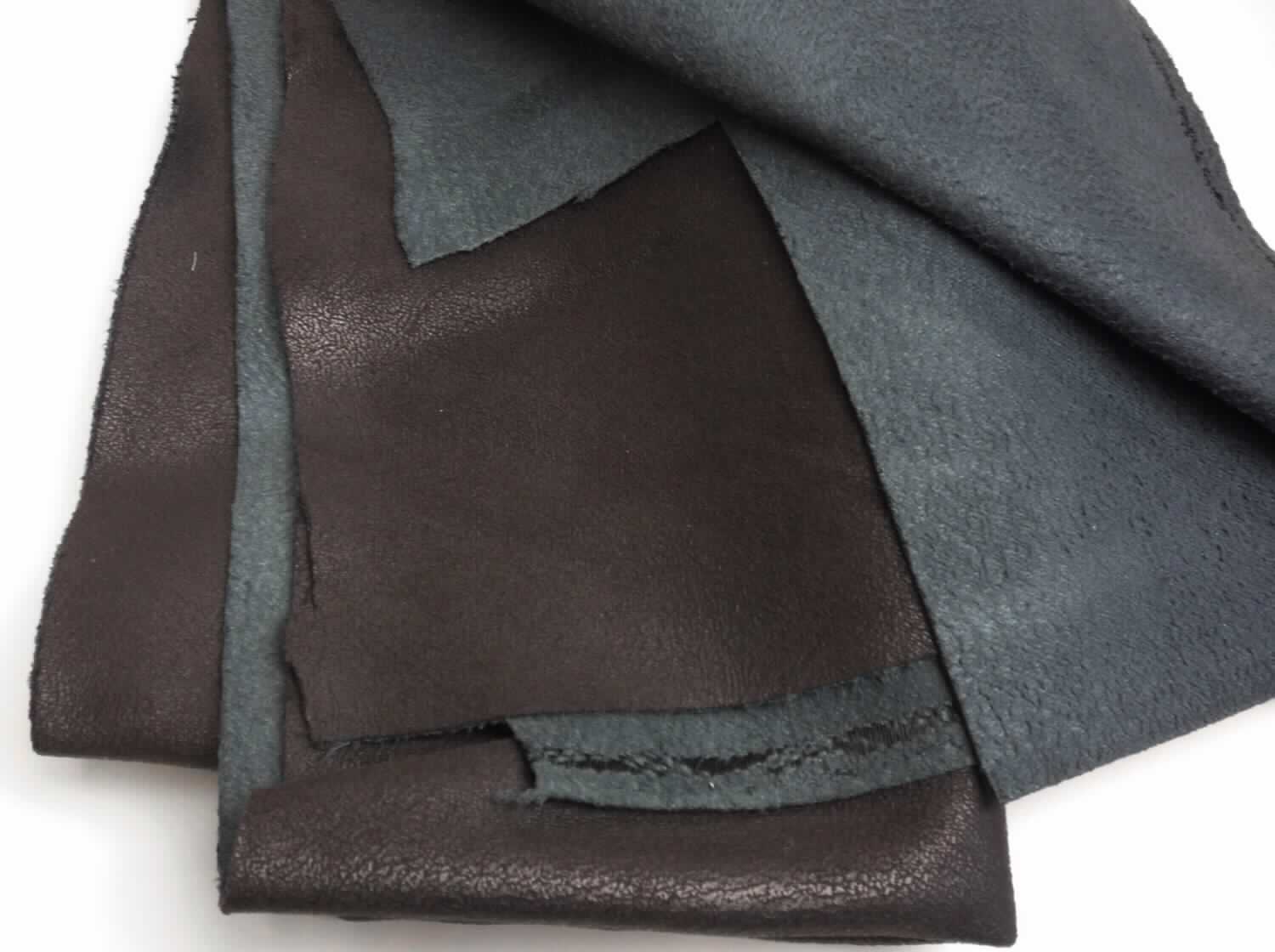 Textillaminat, Foto siehe Anlage,
- als Meterware, mit einer Breite von mehr als 30 cm,
- laut Untersuchungsergebnis:
-- aus zwei mit ihrer ganzen Fläche aufeinander liegenden und so miteinander durch Kleben verbundenen Lagen: 
--- mit einer oberen Lage (Schauseite): 
---- aus einem gerauten und bedruckten Kettengewirke aus synthetischen Chemiefasern,
---- ohne Flor- oder Schlingenoberfläche,
---- keine Elastomergarne oder Kautschukfäden enthaltend,
--- mit einer Unterlage:
---- aus einem buntgewebten Gewebe,
---- aus synthetischen Filamenten und synthetischen Mikro-Spinnfasern (alle aus Polyester), wobei der Anteil 
      an Spinnfasern überwiegt,
- insbesondere im Hinblick auf die Bedeutung in Bezug auf die Verwendung verleiht das die Schauseite bildende 
  Kettengewirke der Ware ihren wesentlichen Charakter.
- aufgrund der verarbeiteten und charakterbestimmenden Kettengewirke keine Ware der Position 6006.

"Kettengewirke, anderes als solche der Positionen 6001 bis 6004, aus synthetischen Chemiefasern, anderes 
 als in der Unterposition 6005 35 genannte, bedruckt"