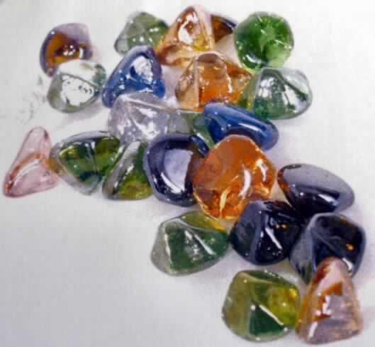 Glaskurzwaren, Glassteine, sog. Glasnuggets (bunt), Foto siehe Anlage, 
- pyramidenförmige Erzeugnisse aus farbigem Glas, 
- mit glatter Oberfläche und erkennbaren Luftblasen, 
- mit einer durchschnittlichen Länge von 25 mm,
- mit einer durchschnittlichen Dicke von 20 mm,
- weder Glasperlen noch Nachahmungen von Perlen, 
- keine Nachahmungen von Edel- oder Schmucksteinen; jedoch den Nachahmungen 
  von Edel- oder Schmucksteinen ähnliche Glaskurzwaren,
- zu Dekorations- und Zierzwecken,
- in einem zur Verpackung dieser Waren üblichen Netz verpackt.

"Glaskurzwaren (Glasnuggets), ähnlich den Nachahmungen von Edel- oder Schmucksteinen"
