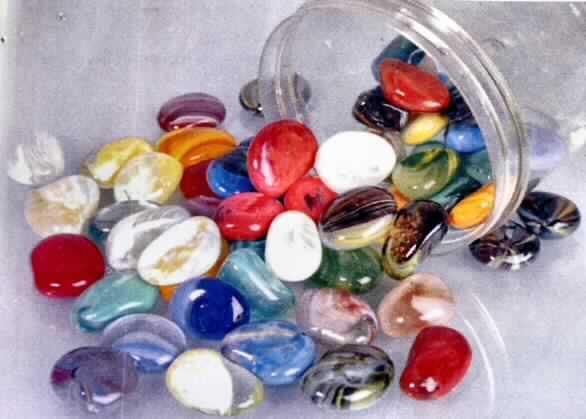 Glaskurzwaren, Glassteine, sog. Glasnuggets (bunt), Foto siehe Anlage, 
- ovale, steinförmige Erzeugnisse aus Glas (transparent und farbig),
- mit glatter Oberfläche und erkennbaren Luftblasen, 
- mit einer durchschnittlichen Länge von 25 mm,
- mit einer durchschnittlichen Dicke von 10 mm,
- weder Glasperlen noch Nachahmungen von Perlen, 
- keine Nachahmungen von Edel- oder Schmucksteinen; jedoch den Nachahmungen 
  von Edel- oder Schmucksteinen ähnliche Glaskurzwaren,
- zu Dekorations- und Zierzwecken,
- in einer zur Verpackung üblichen Dose aus Kunststoff verpackt.

"Glaskurzwaren (Glasnuggets), ähnlich den Nachahmungen von Edel- oder Schmucksteinen"