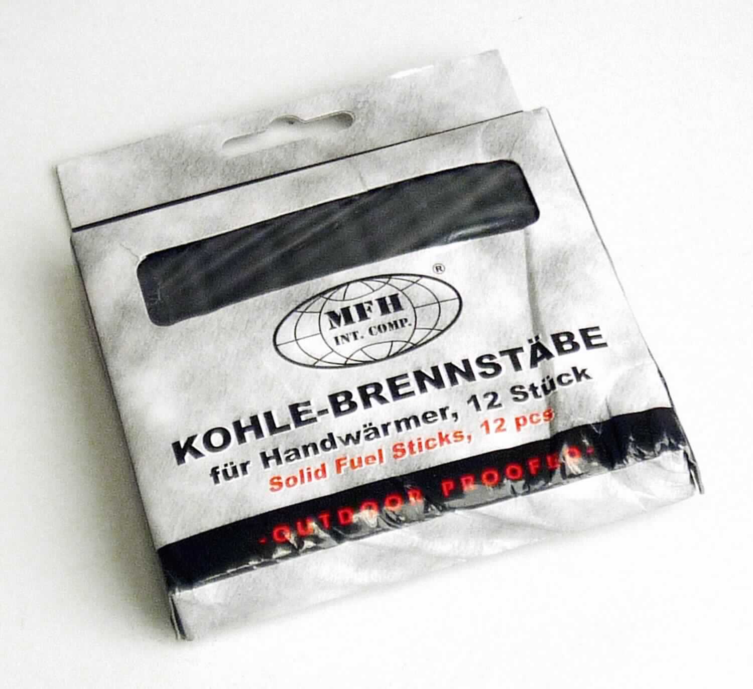 Angaben:
Ersatzbrennstäbe für Handwärmer.

Feststellungen:
In einem ca. 10 x 9 cm großen Pappkarton befinden sich schwarze, runde Stäbe zusammen mit einer Bedienungsanleitung. Der Pappkarton ist u. a. mit "Kohlebrennstäbe für Handwärmer" beschriftet.

Befund:
Steinkohlenbriketts und ähnliche aus Steinkohle gewonnene feste Brennstoffe.