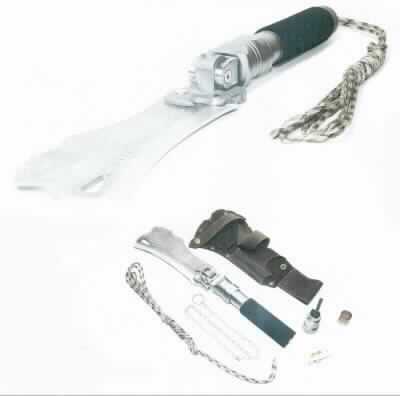 "Machete"; Warenzusammenstellung in Aufmachung für den Einzelverkauf, bestehend aus 

- einer Zusammenstellung aus zwei oder mehr Werkzeugen der Pos. 8202 bis 8205 (= Pos. 8206)
  bestehend aus

- - einem Erzeugnis aus verschiedenen Bestandteilen, bestehend aus

- - - einem Bestandteil mit verschiedenen Funktionen, in Form einer klappbaren Machete aus 
       unedlem Metall, bestehend aus

- - - - einer Machete (Pos. 8201)

- - - - einem in der Schneide integrierten Schraubenschlüssel (Pos. 8204)

- - - - einem am vorderen Ende ausgeformten Glasbrecher (Pos. 8205) 

- - - - aufgrund der verschiedenen Funktionen ist dieser Bestandteil, unter Anwendung der 
         AV 3 c) in die zuletzt genannte der gleichermaßen in Betracht kommenden Positionen
         einzureihen (= Pos. 8205)

- - - einem am Griffende verknoteten Seil

- - - einem Feuerstarter; im Hohlraum des Griffes am Griffende fest angebracht 

- - - einer Pfeife; im Hohlraum des Griffes am Griffende fest angebracht

- - - die Machete kann im 90 Grad-Winkel arretiert werden

- - - mit einer Gesamtlänge von 42 cm

- - - im Hinblick auf den Wert und die Bedeutung für die Verwendung bestimmt der Bestandteil
      mit verschiedenen Funktionen (= Pos. 8205) den Charakter der aus verschiedenen 
      Bestandteilen zusammengesetzten Ware

- - einer Säge aus unedlem Metall, mit jeweils einer Öse an beiden Enden, zum Durchstecken 
    der Finger; im Hohlraum des Griffes untergebracht (Pos. 8202) 

- einer Angelschnur mit Angelhaken; im Hohlraum des Griffes untergebracht 

- in einer speziell zur Aufnahme der o.a. Erzeugnisse hergerichteten, zum dauernden
  Gebrauch geeigneten Lederscheide aufgemacht

- die Werkzeugzusammenstellung der Pos. 8206 ist im Hinblick auf den Wert und die
  Bedeutung für die Verwendung innerhalb der Warenzusammenstellung charakterbestimmend

Abbildung siehe Anlage.

Derartige Erzeugnisse gehören als "Zusammenstellung von Werkzeugen, mit arbeitendem 
Teil aus unedlem Metall, aus zwei oder mehr der Pos. 8202 bis 8205, in Aufmachung für den 
Einzelverkauf" zum TARIC-Code 8206 0000 00.