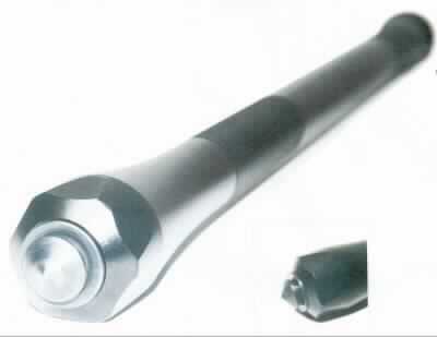 "Multifunktions-Survival-Stock"; aus verschiedenen Bestandteilen zusammengesetzte Ware,
 bestehend aus

- einem mit freiem Arm zu handhabenden, ca. 58 cm langen, stabförmigen, schlagstockartigen 
  Werkzeug mit einem Durchmesser von ca. 4,5 cm
- - vollständig aus Stahl 
- - an der Vorderseite ist eine Spitze angebracht, die zur Verwendung als Notfallhammer
    z.B. Einschlagen der Scheiben von Kraftfahrzeugen in lebensgefährlichen Situationen bestimmt ist

- einem Seil aus Spinnstoffen, das an einer Lochung am Griffende des o. a. Erzeugnisses befestigt ist
- - für Verpackungszwecke oder zur Verwendung im Campingbereich

-  im Hinblick auf die Bedeutung für die Verwendung bildet das Werkzeug den charakterbestimmenden
   Bestandteil des Erzeugnisses

- eine mögliche Nutzung zur Selbstverteidigung beeinflusst die Einreihung als Werkzeug (Hammer) nicht

Abbildung siehe Anlage.

Derartige Erzeugnisse gehören als "Handwerkzeuge (Hämmer), anderweit weder genannt noch
inbegriffen, mit arbeitendem Teil aus unedlem Metall" zum TARIC-Code 8205 2000 00.
