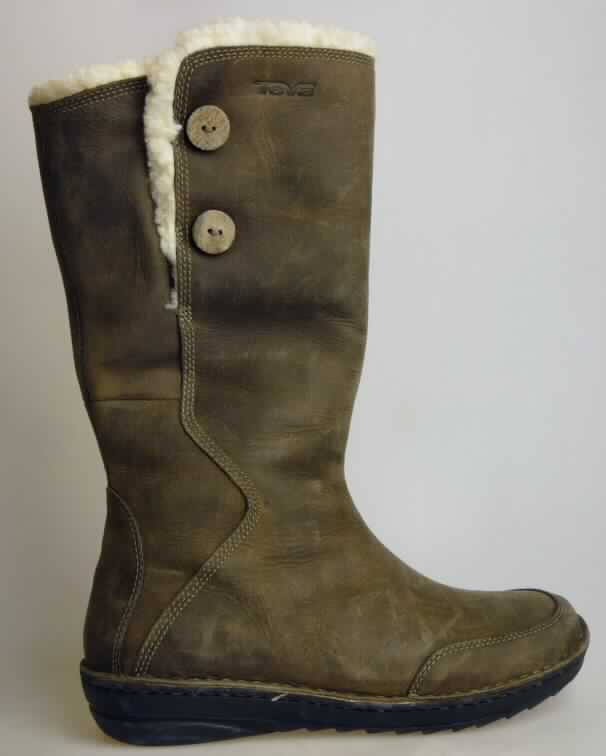 Freizeitstiefel (lt. Antrag: "8899 Vero Boot WP W's", Foto siehe Anlage)
- mit Laufsohlen aus (lt. Antrag) Kautschuk, ohne Hauptsohle aus Holz,
- mit Oberteil (geschlossenes Blatt) aus Leder,
- mit aufgesetzten Zierknöpfen,
- mit Innenfutter aus plüschartigen Spinnstoffen,
- seitlich mit Reißverschluss,
- ohne Schutz in der Vorderkappe, 
- den Knöchel, jedoch nicht die Wade bedeckend,
- mit einer Länge der Innensohle von mehr als 24 cm,
- für Frauen (u.a. schmaler Schnitt),
- (lt. Antrag) kein Versand aus Macau

"Schuhe mit Laufsohlen aus Kautschuk und Oberteil aus Leder, andere als in den UPos.
 6403 1200 00 bis 6403 9118 95 genannt"