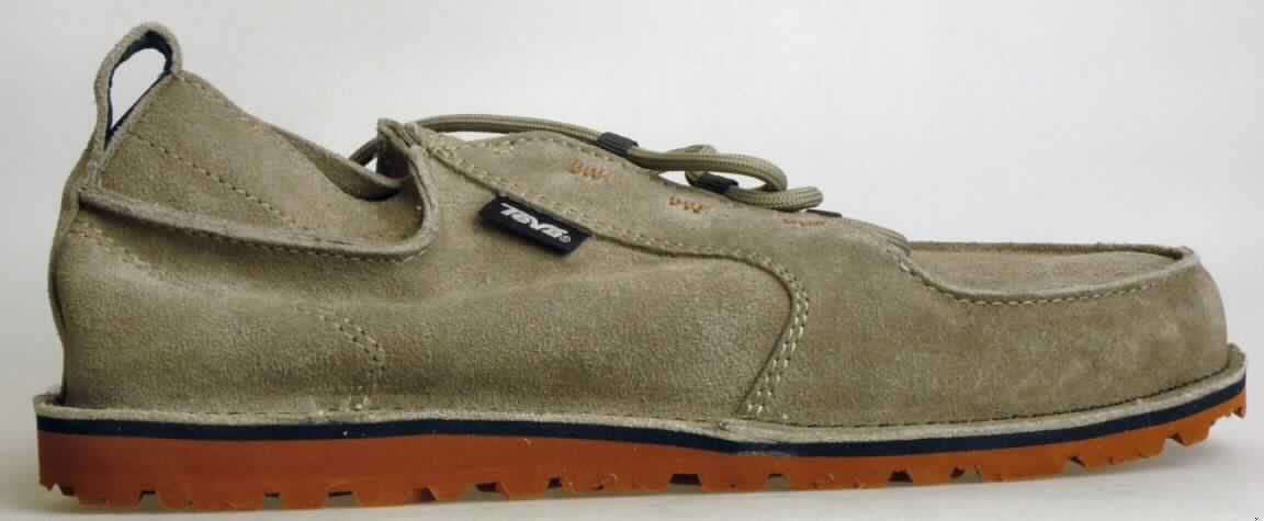 Freizeitschuhe (lt. Antrag: "8797 Mush Atoll Chukka", Foto siehe Anlage)
- mit Laufsohlen aus (lt. Antrag) Kunststoff; ohne Hauptsohle aus Holz,
- mit Oberteil (geschlossenes Blatt) aus Leder,
- auf das Oberteil ist ein Hinterriemen aus Leder als Verstärkungsteil aufgesetzt,
- mit Schnürsenkelverschluss,
- ohne Schutz in der Vorderkappe,
- nicht den Knöchel bedeckend,
- mit einer Länge der Innensohle von mehr als 24 cm,
- für Männer (u. a. Schnitt),
- nach Form, Schnitt und Ausstattung (u. a. starre Sohlenkonstruktion) nicht für Sportzwecke,
- (lt. Antrag) kein Versand aus Macau

"Schuhe mit Laufsohlen aus Kunststoff und Oberteil aus Leder, andere als in den 
 UPos. 6403 1200 00  bis 6403 9996 95 genannt"