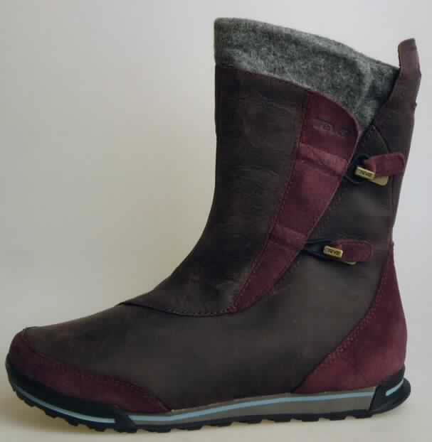 Freizeitstiefel (lt. Antrag: "8903 Haley Boot", Foto siehe Anlage)
- mit Laufsohlen aus (lt. Antrag) Kautschuk, ohne Hauptsohle aus Holz,
- mit Oberteil (geschlossenes Blatt) aus Leder (den größten Teil der Außenfläche bildend) 
  und Spinnstoff,
- seitlich mit Hakenverschlüssen,
- seitlich mit Zierreißverschluss,
- ohne Schutz in der Vorderkappe, 
- den Knöchel, jedoch nicht die Wade bedeckend,
- mit einer Länge der Innensohle von mehr als 24 cm,
- für Frauen (u.a. schmaler Schnitt),
- (lt. Antrag) kein Versand aus Macau

"Schuhe mit Laufsohlen aus Kautschuk und Oberteil aus Leder, andere als in den UPos.
 6403 1200 00 bis 6403 9118 95 genannt"