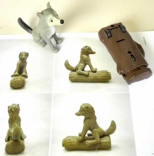 Bei dem Motiv "Log Ride Humphrey" der Aktion "Mc Donald's Alpha & Omega 2010" handelt es sich um eine zusammengesetzte Ware aus einem Spielzeugwolf und einem Spielzeugfahrzeug. Das Fahrzeug stellt sich als halber Baumstamm dar, der mit einem Rückzugsmotor und drei Rädern sowie einem Federmechanismus im vorderen Teil versehen ist. Der ca. 7,5 cm große (bis zum Kopf), auf den Hinterbeinen sitzende, graue Wolf aus Kunststoff ist auf der Unterseite mit einer Aussparung ausgestattet, durch die er fest auf das Fahrzeug aufgesetzt werden kann. Nach dem Aufziehen des Motors, rollt das mit dem Wolf besetzte Fahrzeug los. Stößt es vorne gegen ein Hindernis, wird der Federmechanismus ausgelöst und der Wolf wird vom Fahrzeug geschleudert.
Keine der Waren bestimmt den Charakter der zusammengesetzten Ware. Sie ist daher in die letztgenannte der gleichermaßen in Betracht kommenden Unterpositionen einzureihen. 
Die Ware dient der spielerischen Unterhaltung von Kindern und ist in einem Polyethylenbeutel verpackt.

Das Erzeugnis ist als "anderes als zuvor von der Position 9503 erfasstes Spielzeug mit eingebautem Motor, aus Kunststoff" einzureihen.