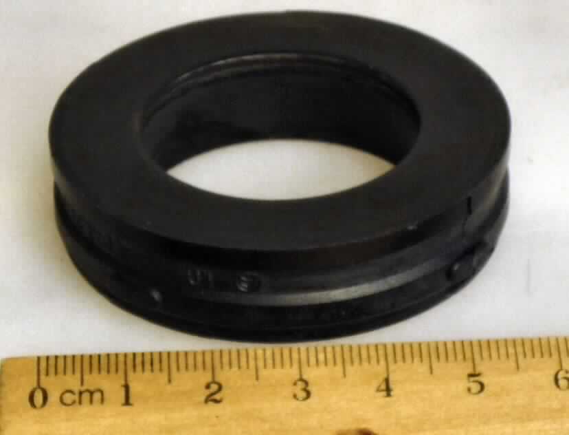 Angaben des Antragstellers: Dämpferring aus Gummi und Metall

Feststellungen an einem Warenmuster:
Metallischer Ring mit einem Durchmesser von ca. 5,6 cm. Der Ring weist eine Zwischenlage aus Weichkautschuk auf.

Es handelt sich bei der Ware um eine Gummi-Metallware der Unterposition 4016 9991.
