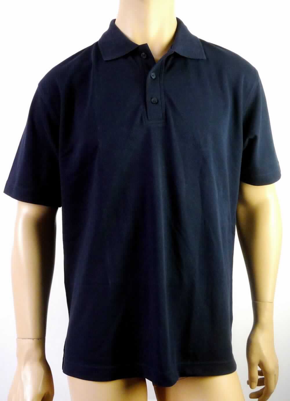 Hemd, sog. Men's Polo, Art. 4400/4400F, Größe L, Foto siehe Anlage,
- laut Antrag mit fünf Stück je Verpackungseinheit in einem Polybeutel verpackt,
- aus ca. 0,7 mm dicken, einfarbigen Gewirken aus laut Antrag 60 % Baumwolle und 40 % Polyester (synthetische 
  Chemiefasern),
- mit durchschnittlich 10 oder mehr Maschen je linearen Zentimeter in jeder Richtung,
- über die Taille reichend (Rückenlänge: ca. 73 cm),
- mit einem Umlegekragen,
- vorn mit einer kurzen Öffnung mit Knopfverschluss von links über rechts (Männerkleidung),
- mit kurzen Ärmeln,
- am unteren Rand durch Umschlagen und Festnähen gesäumt.

"Hemd, aus Gewirken, für Männer, aus Baumwolle"