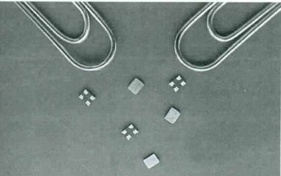 Gefasster piezoelektrischer Kristall (Quarz I2A10, 14400076 - 19.200 MHz)
- mit einer Frequenz von 19,2 MHz,
- in einem SMD-Gehäuse mit 4 Anschlüssen, davon zwei unbelegt.

"Gefasster piezoelektrischer Kristall"