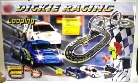 Elektrisches Auto-Rennspiel, das den Charakter eines Gesellschaftsspiels hat, teilweise zerlegt, sog. Dickie Racing Looping, Art. Nr. 20 172 3073.
Es handelt sich um ein Autorennbahn-Set, bestehend aus 
- einer zweispurigen, trafobetriebenen, zerlegten, ca. 7 m langen und 84 x 90 cm großen Rennbahn mit einem Looping für jede Spur sowie Rundenzähler,
- zwei Rennfahrzeugen mit Beleuchtung,
- zwei Handgeschwindigkeitszählern und
- zwei Fernsteuerungen.
Die im Wettbewerb zu bespielende Rennbahn ist in einem großen, bunt bedruckten Pappkarton für den Einzelverkauf aufgemacht.

Ein Bild der Ware befindet sich im Internet unter http://ec.europa.eu/taxation_customs/dds/ebticau_de.htm.