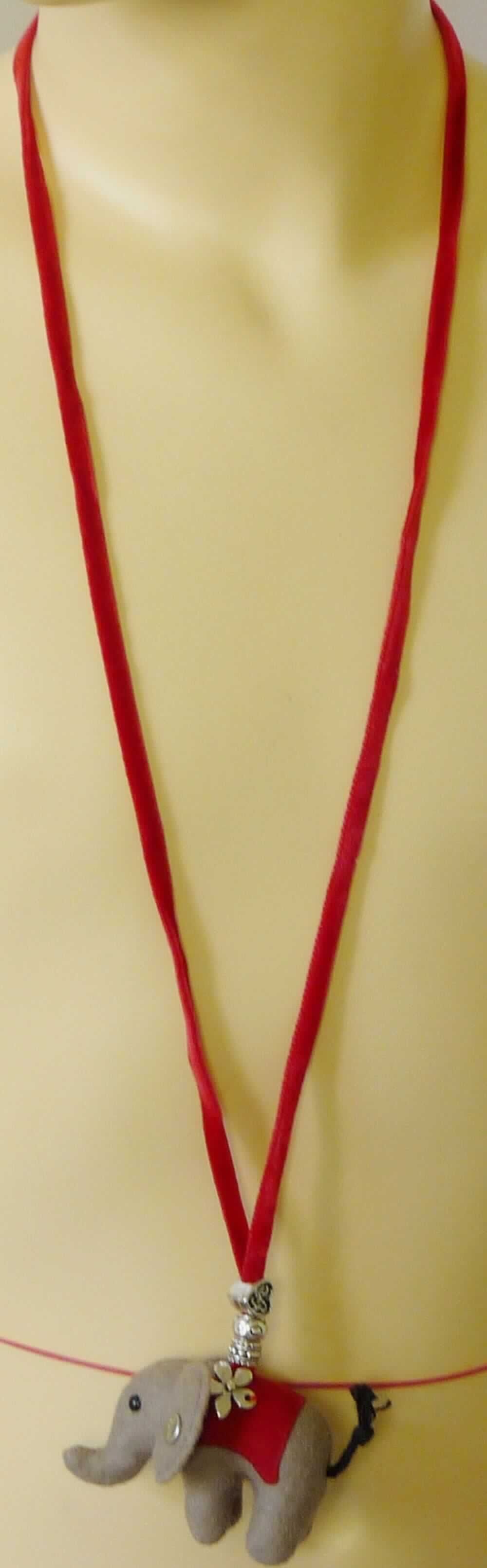 Halsschmuck, sog. Halskette Elefäntle, Art. 605161, Foto siehe Anlage,
- in einem kleinen Beutel aus Spinnstoff [übliche Verpackung im Sinne der AV 5 b)] verpackt,
- in Form einer Halskette; mit einer Gesamtlänge von ca. 46 cm,
- in Form eines stilisierten Elefanten, mit einer Länge von ca. 6 cm und einer Höhe von ca. 4 cm, aus 
  augenscheinlich Filz aus laut Antrag 100 % Wolle, mit Wattierungsstoff gefüllt; im Bereich der kontrastfarbenen
  "Satteldecke" mit zwei angenähten Blüten aus augenscheinlich unedlem Metall verziert, mit zwei "Augen" aus
  Kunststoff ausgestattet,
- am oberen "Rücken" mit zwei eingenähten, ca. 40 cm langen Bändern aus Samtgeweben aus Spinnstoffen, am
  anderen Ende miteinander verknotet und mit drei aufgezogenen "Perlen" aus augenscheinlich unedlem Metall
  ausgestattet,
- durch Zusammenfügen konfektioniert,
- stellt sich als Ware aus Spinnstoffen dar, somit kein Fantasieschmuck der Position 7117, da Waren aus 
  Spinnstoffen vom Kapitel 71 ausgenommen sind,
- dient als Halskette nicht der spielerischen Unterhaltung von Kindern oder Erwachsenen, somit keine Ware der 
  Position 9503.

"Andere konfektionierte Ware (Halskette), aus Spinnstoffen, aus Filz"
