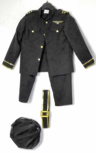Warenzusammenstellung, bestehend aus einer Kombination für Knaben (Hemd und lange Hose), einem Bekleidungszubehör (Gürtel) und einer Kopfbedeckung, sog. Pilot, Art. 87478, in Kindergröße, Fotos siehe Anlage, 
- in einem Polybeutel zur Befriedigung eines speziellen Bedarfs für den Einzelverkauf aufgemacht,
- gehört als Maskenkostüm aus Spinnstoffen nicht zum Warenkreis der Position 9505,
- Kombination (bestehend aus Oberteil und langer Hose):
-- ungefüttert; aus 0,4 mm dicken, nicht strapazierfähigen, einfarbigen Geweben aus laut Antrag 100 % Poly-
   ester (synthetische) Chemiefasern; mit aufgenähten, kontrastfarbenen Geflechten aus metallisierten Streifen 
   verziert, die sich auf dem Hemd und auf der Hose in annähernd gleichem Umfang wiederholen; im Brustbereich 
   mit einer aufgenähten Verzierung von geringem Umfang, die sich nicht auf der Hose wiederholt; vollständig aus 
  ein und demselben Flächenerzeugnis hergestellt und gleich in Struktur, Stil, Farbe, Material und Größe,
--- Oberteil (Hemd):
    über die Taille reichend (Rückenlänge: 48 cm); mit Stehkragen; vorn durchgehend von links auf rechts geknöpft 
    (Knabenkleidung); mit langen Ärmeln; auf der Brust mit zwei aufgesetzten Patten aus Geweben, die Taschen 
    imitieren sollen; mit zwei Schulterklappen; am unteren Rand gesäumt; mit metallisierten Streifen auf den 
    Schulterklappen und den Ärmelabschlüssen verziert,
--- lange Hose: 
    in der Taille abschließend mit einem elastischen Zug; ohne Öffnung und ohne Verschluss; mit knöchellangen 
    Hosenbeinen; an den Abschlüssen gesäumt; mit metallisierten Streifen an den Beinaußenseiten verziert,
-- insbesondere nach Größe, Material (nicht strapazierfähiges Gewebe) und Verwendungszweck nicht erkennbar 
   dazu bestimmt, ausschließlich oder hauptsächlich zum Schutz anderer Kleidungsstücke und / oder Personen
   bei der Ausübung einer Berufstätigkeit getragen zu werden, somit keine Arbeitskleidung,
- Bekleidungszubehör (Gürtel):
  aus 0,4 mm dicken, einfarbigen, mit Vliesstoff unterlegten Geweben aus Spinnstoffen; mit einer Länge von 
  70 cm und einer Breite von ca. 5 cm (flachliegend gemessen); an den Schmalseiten mit je einem aufgenähten 
  Flausch- und Hakenband (Klettverschluss) ausgestattet, u. a. dadurch konfektioniert; mit einer verschiebbaren 
  Zierschnalle aus Kunststoff; mit metallisierten Streifen verziert,
- Kopfbedeckung: 
  als Schirmmütze überwiegend aus Zuschnitten aus Spinnstoffen sowie aus Kunststoff gearbeitet,
- die Kombination bestimmt nach Umfang und Gesamteindruck den Charakter der Warenzusammenstellung.

"Warenzusammenstellung aus einer Kombination aus Gewebe (charakterbestimmend), für Knaben, aus synthetischen Chemiefasern, keine Arbeits- und Berufskleidung, einem Bekleidungszubehör und einer Kopfbedeckung"
