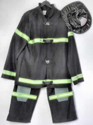 Dreiteilige Zusammenstellung, bestehend aus einem Hemd für Männer, einer langen Hose und einer Kopfbedeckung, sog. Feuerwehrmann, Art. 86657, Größe 52, Fotos siehe Anlage, 
- in einem Polybeutel für den Einzelverkauf aufgemacht,
- keine Einreihung der Kleidungsstücke in das Kapitel 95, da Maskenkostüme aus Spinnstoffen der 
  Kapitel 61 oder 62 vom Warenkreis des Kapitels 95 ausgenommen sind,
- getrennte Einreihung aller Bestandteile der Zusammenstellung, da Hemd und lange Hose u. a. aufgrund der 
  kontrastfarbenen Gewebezuschnitte im Kniebereich der langen Hose nicht aus ein und demselben Flächen- 
  erzeugnis hergestellt sind und daher nicht zusammen in eine Position eingereiht werden dürfen,
- Hemd für Männer:
-- aus 0,4 mm dicken, einfarbigen Geweben aus laut Antrag 100% Polyester (synthetische Chemiefasern),
-- mit aufgesetzten, schmalen, kontrastfarbenen und reflektierenden Streifen aus Geweben verziert,
-- ungefüttert, nicht in Bahnen gearbeitet; mit Umlegekragen,
-- vorn mit einer durchgehenden Öffnung, am Halsausschnitt mit einem punktuellen Klettverschluss, der von 
   links über rechts überlappt (Männerkleidung); vorn mit vier Schnallenverschlüssen aus Kunststoff ausgestattet,
-- mit langen Ärmeln; bis zum Schritt reichend (Rückenlänge: 75 cm),
-- am unteren Rand durch Umschlagen und Festnähen gesäumt,
-- stellt sich aufgrund des Materials, des Schnitts und des Gesamteindrucks trotz der Schnallenverschlüsse
   als Hemd dar, somit keine Jacke der Position 6203.

"Hemd aus Geweben, für Männer, aus Chemiefasern"