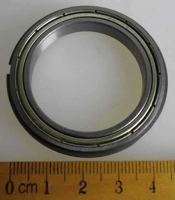 Bei der Ware handelt es sich um ein Kugellager aus Metall (THS - Artikelnummer: 08337), dass sich als dreifacher Ring darstellt. Der Innendurchmesser des Kugellagers beträgt ca. 33 mm und der äußere Durchmesser ca. 50 mm. Das Kugellager kann universell eingesetzt werden.

Es wird als "Wälzlager (Kugellager) mit einem größten, äußeren Durchmesser von mehr als 30 mm" eingereiht.