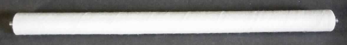 Ware des technischen Bedarfs, sog. Cleaning Roller, THS Art. Nr. 3101120i, Foto siehe Anlage,
- in Form eines ca. 3 cm breiten Bandes aus lt. Antrag mit Silikonöl getränktem Filz, das spiralartig um eine "Rolle" 
  aus einer Achse aus einem augenscheinlich mit einer Umhüllung aus Schaumkunststoff versehenem Stab aus 
  unedlem Metall gewickelt ist,
- durch Zusammenfügen konfektioniert,
- wird lt. Antrag zur Reinigung in Druckern verwendet,
- der Filz verleiht der Ware insbesondere im Hinblick auf die Verwendung ihren wesentlichen Charakter,
- weist von der Konzeption her besondere Merkmale auf, die erkennen lassen, dass die Ware für einen Drucker 
  verwendet wird; stellt sich damit als Ware des technischen Bedarfs aus Spinnstoffen dar, somit keine Ware der 
  Position 8443.

"Ware des technischen Bedarfs aus Spinnstoffen, aufgeführt in Anmerkung 7 zu diesem Kapitel, andere als in den 
 Unterpositionen 5911 10 bis 5911 40 genannte, aus Filz"