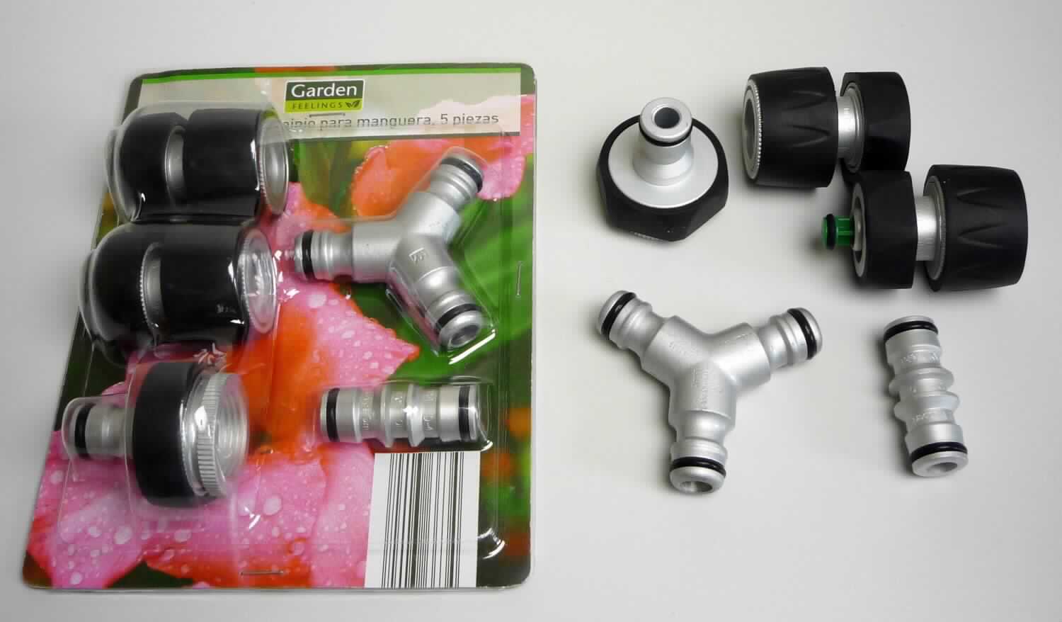 Schlauchanschluss-Set aus Aluminium

Bei der Warenzusammenstellung handelt es sich um ein fünfteiliges Set bestehend aus
- 1 x Wasseranschlussadapter 3/4 - 1"
- 1 x Schlauchverbinder 1/2"
- 1 x Schlauchverbinder mit "apqua stop"-Vorrichtung 1/2"
- 1 x 2-Wege Kupplung 1/2"
- 1 x 3-Wege Kupplung 1/2"
Die Artikel bestehen aus Aluminium (charakterbestimmend) und Kunststoffen und sind in einer Umverpackung für den Einzelverkauf aufgemacht. Das Set ist für Bewässerungssysteme, z.B. zum Anschluss von Gartenschläuchen, vorgesehen.

Das gesamte Set ist als "Rohrverbindungsstücke aus Aluminium" in die Codenummer 7609 0000 90 0 des Zolltarifs einzureihen.