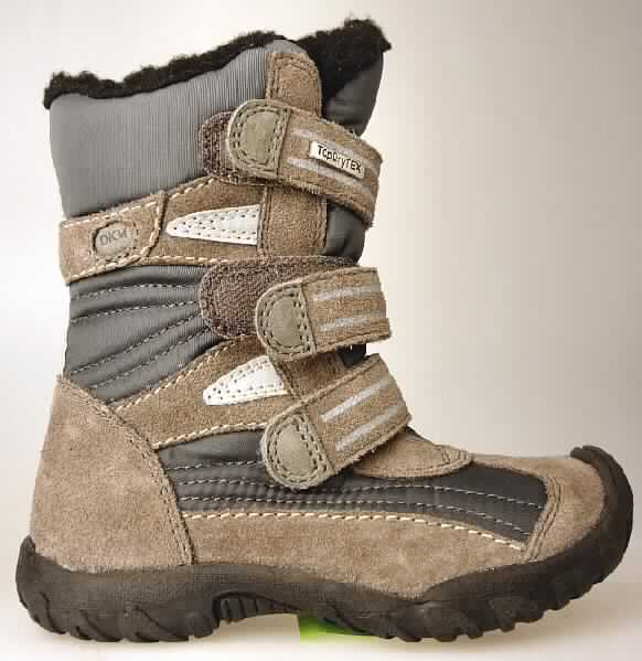 Freizeitstiefel (lt. Antrag: "Jungenstiefel", Foto siehe Anlage)
- mit Laufsohlen aus (lt. Antrag) Kunststoff; ohne Hauptsohle aus Holz,
- mit Oberteil (geschlossenes Blatt) aus Leder (den größten Teil der Außenfläche bildend)
  und Spinnstoff,
- auf das Oberteil sind seitlich Stücke aus Kunststoff (Spinnstoff mit einer mit dem bloßen 
  Auge wahrnehmbaren Außenschicht aus Kunststoff) als Verstärkungsteile aufgesetzt,
- mit Innenfutter aus plüschartigen Spinnstoffen,
- mit Klettverschluss,
- ohne Schutz in der Vorderkappe,
- den Knöchel, jedoch nicht die Wade bedeckend (nicht die dickste Stelle der Wade 
  bedeckend, Schafthöhe ca. 14 cm bei Größe 25),
- mit einer Länge der Innensohle von weniger als 24 cm,
- (lt. Antrag) kein Versand aus Macau

"Schuhe mit Laufsohlen aus Kunststoff und Oberteil aus Leder, andere als in den 
UPos. 6403 1200 00 bis 6403 9111 95 genannt"