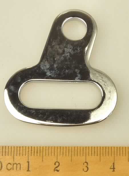 Es handelt sich um flache, nahezu rechteckige Erzeugnisse (max. Länge x Breite: etwa  4,2 cm x  2,5 cm) mit abgerundeten Ecken, aus Stahl, die mit einem Langloch versehen sind. Die Erzeugnisse sind an einer Seite zu einer länglichen Öse, die mit einer kreisrunden Lochung (Durchmesser: etwa 1 cm) versehen ist, ausgearbeitet.
Die Waren werden in Fahrzeugkarosserien oder in die Sitze von zivilen Luftfahrzeugen eingebaut und sind das verbindene Element zwischen der Karosserie bzw. dem Sitz und dem Sicherheitsgurt (Antragstellerangabe). Ein charakterbestimmender Verwendungszweck kann nicht ermittelt werden. Somit erfolgt die Einreihung in die letzte der in Betracht kommenden Unterposition.

Abbildung siehe Anlage.

Derartige Erzeugnisse gehören als "Beschläge, aus unedlen Metallen, für Möbel, für zivile Luftfahrzeuge" zur Codenummer 8302 4200 10 des Integrierten Zolltarifs der EG (TARIC).