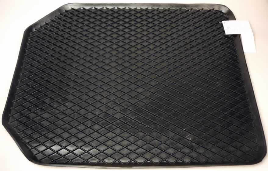 Angaben des Antragstellers: Fußmatte

Formstabile und pflegeleichte Weichgummifußmatte mit extra hohem Seitenrand zum Schutz des Fahrzeugbodens vor Schmutz und Nässe. Farbe: schwarz; Maße: 550 X 450 mm.

Feststellungen an einem Warenmuster: 
Schwarze, elastische Fußmatte für die Verwendung in Kraftfahrzeugen.

Nach den Untersuchungen und Angaben besteht die Gummimatte aus nicht zelligem Weichkautschuk.