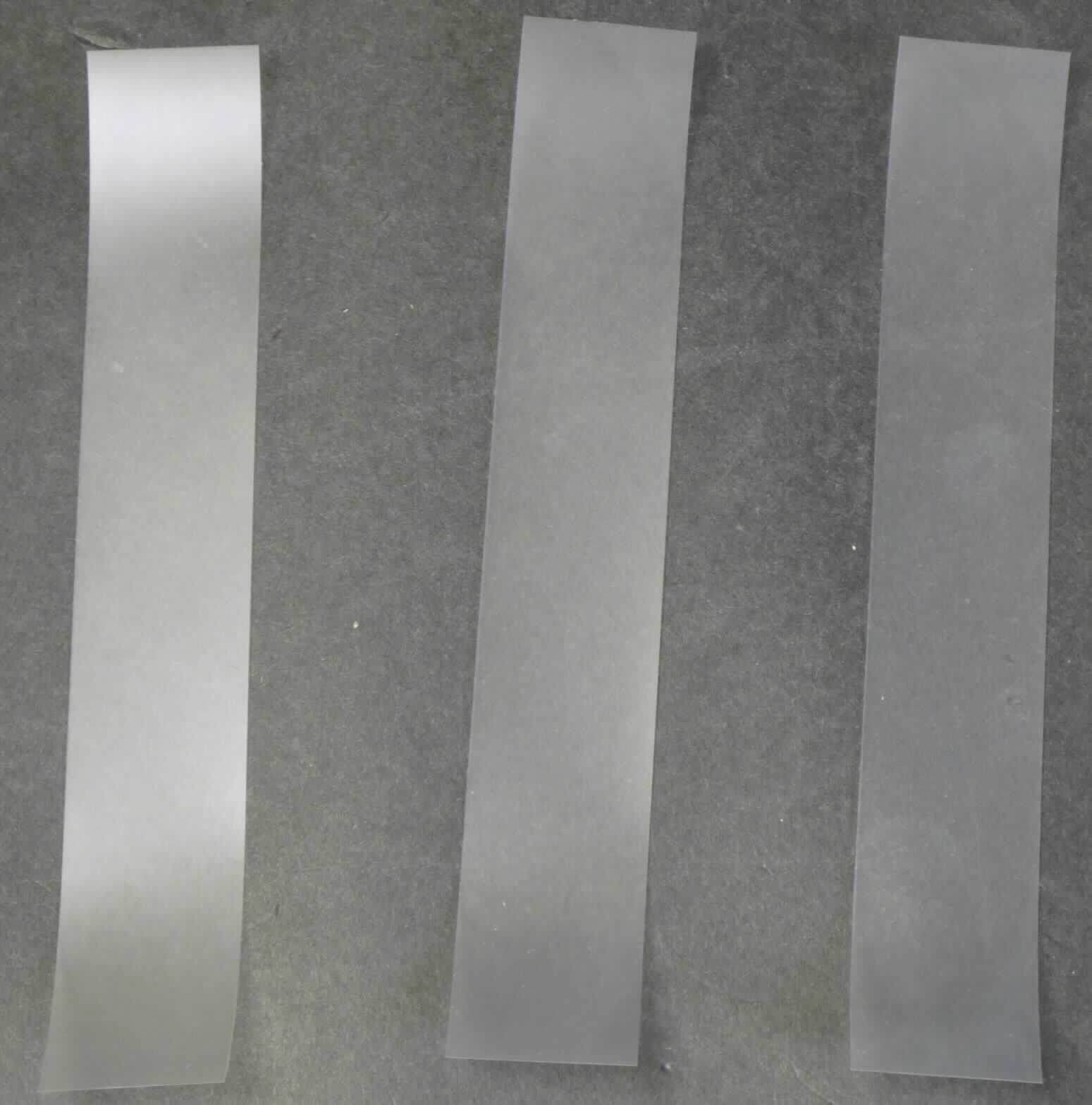 Angaben des Antragstellers:
Artikelbezeichnung: Peelfilm (Abziehstreifen)
Der Peel film ist ein Plastikstreifen mit den Abmessungen L 14,4 cm x B 2,3 cm. Der Abziehstreifen hat eine Seite, deren Oberfläche matt ist und die andere Seite hat eine glänzende Oberfläche. Funktion des Abziehstreifens: Er verschließt die Öffnung einer Tonerkartusche. Sobald die Tonerkartusche verwendet wird, muss der Klebestreifen abgezogen werden, damit der Toner austreten kann.

Untersuchungsergebnisse an einem Warenmuster:
Rechteckiger Kunststofffolienstreifen (Abmessungen: ca. 14,5 x 2,3 cm; Dicke: ca. 110 µm) mit einer matten und einer glänzenden Seite.

Befund:
Es liegt eine mehrlagige Kunststofffolie im Sinne der Position 3920 vor.