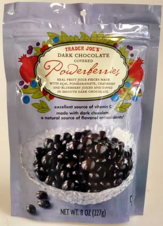Angaben des Antragstellers:
Zusammensetzung: Zutaten: Schwarze Schokolade (Zucker, ungesüßte Schokolade, Kakao-Butter, Milchpulver, Butterfett, Kakao-Pulver (hergestellt mit Alkali), Soja Lecithin, Salz, natürliches Aroma), Fruchtsaft-Mix aus Konzentraten (Wasser, Acai-Saftkonzentrat, Granatapfelsaftkonzentrat, Cranberry-Saftkonzentrat, Zitronen-Saftkonzentrat, Blaubeer-Saftkonzentrat und Holunderbeer-Saftkonzentrat), Rohrzucker, brauner Reissirup, Pektin, Tapioka Dextrin, Acai Püree, Zitronensäure, Apfelsäure, natürliches Aroma, Vitamin C, Konditorei-Glasur. Anteil schwarzer Schokolade mindestens 41 %.
Handelsübliche Maßeinheit: Siehe Warenprobe.

Ergebnis der Untersuchung einer Probe:
Verpackung: Bunt bedruckter Standbeutel aus Kunststoff mit Klemmverschluss.
Kennzeichnung (Auszug): "TRADER JOE'S DARK CHOCOLATE COVERED Powerberries NET WT. 8 OZ (227g)"
Warenbeschreibung: Kugelförmig-abgeflachte Erzeugnisse (Durchmesser ca. 1,5 bis 2 cm; Höhe ca. 0,5 bis 1 cm) aus dunkler, glänzender Schokolade, gefüllt mit 1 oder 2 flachen, halbrunden, schnittfesten Stücken aus einer gelb-bräunlichen Geleemasse; Geruch: nach Schokolade; Geschmack: fruchtig, süß, nach dunkler Schokolade.

Die Einreihung erfolgt auf der Grundlage der Antragsangaben. Nach den Angaben des Antragstellers und dem Ergebnis der Untersuchung liegen gefüllte Pralinen aus dunkler Schokolade vor.

Schokolade und andere kakaohaltige Lebensmittelzubereitungen: andere als Kakaopulver mit Zusatz von Zucker oder anderen Süßmitteln oder andere Zubereitungen in Blöcken, Stangen oder Riegeln mit einem Gewicht von mehr als 2 kg oder flüssig, pastenförmig, als Pulver, Granulat oder in ähnlicher Form, in Behältnissen oder unmittelbaren Umschließungen mit einem Inhalt von mehr als 2 kg oder andere, in Form von Tafeln, Stangen oder Riegeln: Schokolade und Schokoladeerzeugnisse: Pralinen, auch gefüllt: andere als alkoholhaltig.