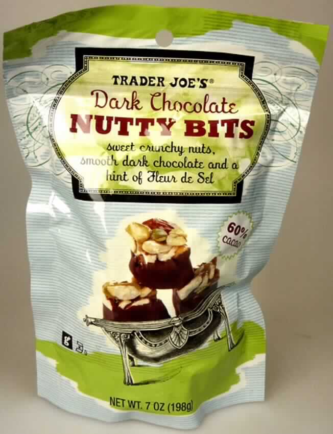 Angaben des Antragstellers:
Zutaten: Nuss Mix (Mandeln, Cashew-Kerne, Kürbiskerne, Pistazien, verdampfter Rohrzuckersaft, Reissirup, Meer-Salz), schwarze Schokolade (Kakao Masse, Zucker, Kakao-Butter, Soja-Lecithin, natürliches Vanilla-Aroma), Meer-Salz. Feste Kakao-Bestandteile mindestens 60 %.
Handelsübliche Maßeinheit: Siehe Warenprobe.

Ergebnis der Untersuchung einer Probe:
Verpackung: Bunt bedruckter Standbeutel aus Kunststoff mit Klemmverschluss.
Kennzeichnung (Auszug): "TRADER JOE'S Dark Chocolate NUTTY BITS 60% cacao NET WT. 7 OZ (198g)"
Warenbeschreibung: Unregelmäßig geformte Erzeugnisse in mundgerechter Größe (Länge ca. 0,5 bis 4,5 cm; Breite ca. 1,2 bis 3 cm; Höhe ca. 1 bis 2,5 cm) aus einer Mischung von verschiedenen Nüssen und Nussstücken (u.a. ungeschälte Mandeln, Pistazien) überzogen von einer dünnen Schicht einer festen Zuckermasse, umhüllt von dunkler Schokolade; Geruch: nach Schokolade und Nuss; Geschmack: süß, nussig, nach dunkler Schokolade, leicht salzig.


Die Einreihung erfolgt auf der Grundlage der Antragsangaben. Nach den Angaben des Antragstellers und dem Ergebnis der Untersuchung liegen gefüllte Pralinen aus dunkler Schokolade vor.

Schokolade und andere kakaohaltige Lebensmittelzubereitungen: andere als Kakaopulver mit Zusatz von Zucker oder anderen Süßmitteln oder andere Zubereitungen in Blöcken, Stangen oder Riegeln mit einem Gewicht von mehr als 2 kg oder flüssig, pastenförmig, als Pulver, Granulat oder in ähnlicher Form, in Behältnissen oder unmittelbaren Umschließungen mit einem Inhalt von mehr als 2 kg oder andere, in Form von Tafeln, Stangen oder Riegeln: Schokolade und Schokoladeerzeugnisse: Pralinen, auch gefüllt: andere als alkoholhaltig.