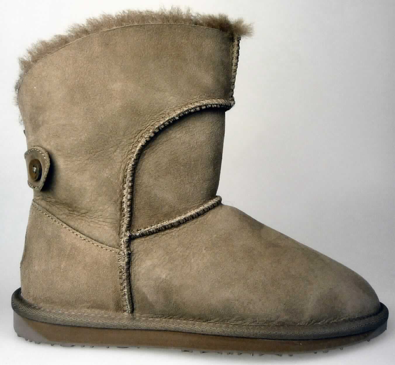 Stiefel (lt. Antrag: "Art. W10967 Alba Lo, Woman shoe", Foto siehe Anlage) 
- mit Laufsohlen aus (lt. Antrag) Kautschuk,
- mit Oberteil aus Pelzfell,
- auf das Oberteil ist eine Hinterkappe aus Leder als Verstärkungsteil aufgesetzt,
- hinten mit Zierbesatz (Lederriegel mit Knöpfen)

"Schuhe mit Laufsohlen aus Kautschuk und Oberteil aus Pelzfell"