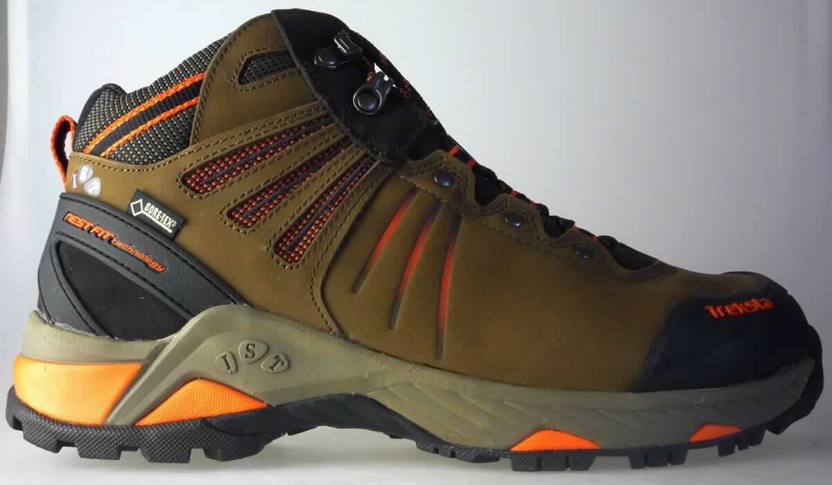 Freizeitstiefel (lt. Antrag: "Freizeit-/Wanderschuh für Männer T020 - TREKSTA - GUIDE GTX", Foto siehe Anlage)
- mit Laufsohlen aus (lt. Antrag) Kunststoff; ohne Hauptsohle aus Holz,
- mit Oberteil aus Leder (den größten Teil der Außenfläche bildend), Spinnstoff und Kunststoff
  (teilweise Spinnstoff mit einer mit bloßem Auge wahrnehmbaren Außenschicht aus Kunststoff),
- auf das Oberteil sind Stücke aus Spinnstoff und Leder als Verstärkungsteile aufgesetzt,
- mit Schnürsenkelverschluss mit abstehenen Metallhaken,
- ohne Metallschutz in der Vorderkappe,
- den Knöchel, jedoch nicht die Wade bedeckend,
- mit einer Länge der Innensohle von mehr als 24 cm,
- für Männer (u. a. weiter Schnitt)

"Schuhe mit Laufsohlen aus Kunststoff und Oberteil aus Leder, andere als in den UPos.
 6403 1200 bis 6403 9111 genannt, für Männer"