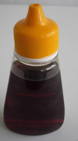 Apfelsirup als Brotaufstrich.

Antragsangaben (als zutreffend unterstellt): Apfel Brotaufstrich Bio Knospe. Verwendung: als Brotaufstrich, zur Versüßung und Geschmacksverleihung von Lebensmitteln. Wert der Ware: mehr als 22 Euro für 100 kg Eigengewicht. Es wurden vertrauliche Angaben gemacht.

Beschaffenheit des vorgelegten Warenmusters: Musterflasche, darin eine dunkelbraune, klare, sirupöse Flüssigkeit, sehr süß, säuerlich, fruchtig nach Apfelsirup schmeckend.

Wegen der Beschaffenheit ist eine Einreihung in die Position 2007 ausgeschlossen.

Apfelsaft, nicht gegoren, ohne Zusatz von Alkohol, auch mit Zusatz von Zucker oder anderen Süßmitteln, mit einem Brixwert von mehr als 67, mit einem Wert von mehr als 22 Euro für 100 kg Eigengewicht, nicht in Pulverform.
