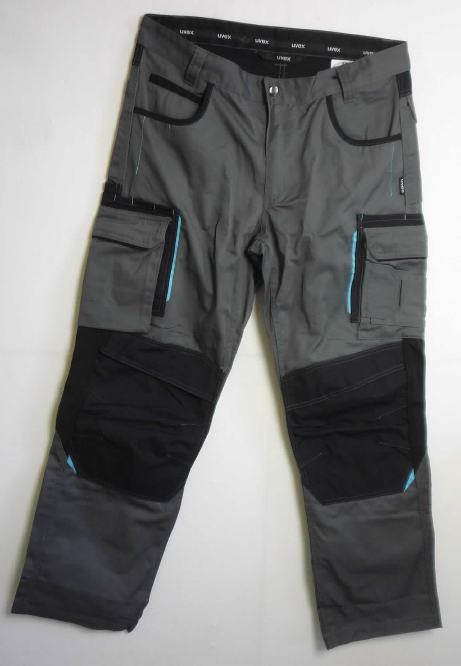 Lange Hose, sog. He-Bundhose 8985/grau-schwarz G052, Art. 89069, Größe 52, Foto siehe Anlage,
- aus verschiedenen ca. 0,5 mm dicken, einfarbigen, strapazierfähigen Geweben aus laut Antrag 65 % Polyester 
  (synthetische Chemiefasern) und 35 % Baumwolle,
- in der Taille abschließend, mit einem angesetzten Bund mit Gürtelschlaufen,
- vorn mit einer Öffnung mit Reißverschluss, verdeckt von einer Patte von links über rechts (Männerkleidung),
  die im Bund mit einem Knopf geschlossen wird,
- mit verschiedenen ein- und aufgesetzten Taschen,
- im Bereich der Knie vorn mit aufgesetzten "Einschubtaschen" mit Klettverschluss und seitlich mit Einsätzen aus 
  elastischen Gewirken ausgestattet,
- mit knöchellangen Hosenbeinen,
- an den Beinabschlüssen durch Umschlagen und Festnähen gesäumt,
- lässt erkennen, dass sie dazu bestimmt ist, ausschließlich oder hauptsächlich zum Schutz anderer Kleidungs-
  stücke und/oder Personen bei Ausübung einer Gewerbe-, Berufs- oder Haushaltstätigkeit getragen zu werden.

"Lange Hose, aus Geweben, für Männer, aus synthetischen Chemiefasern, Arbeits- und Berufskleidung"