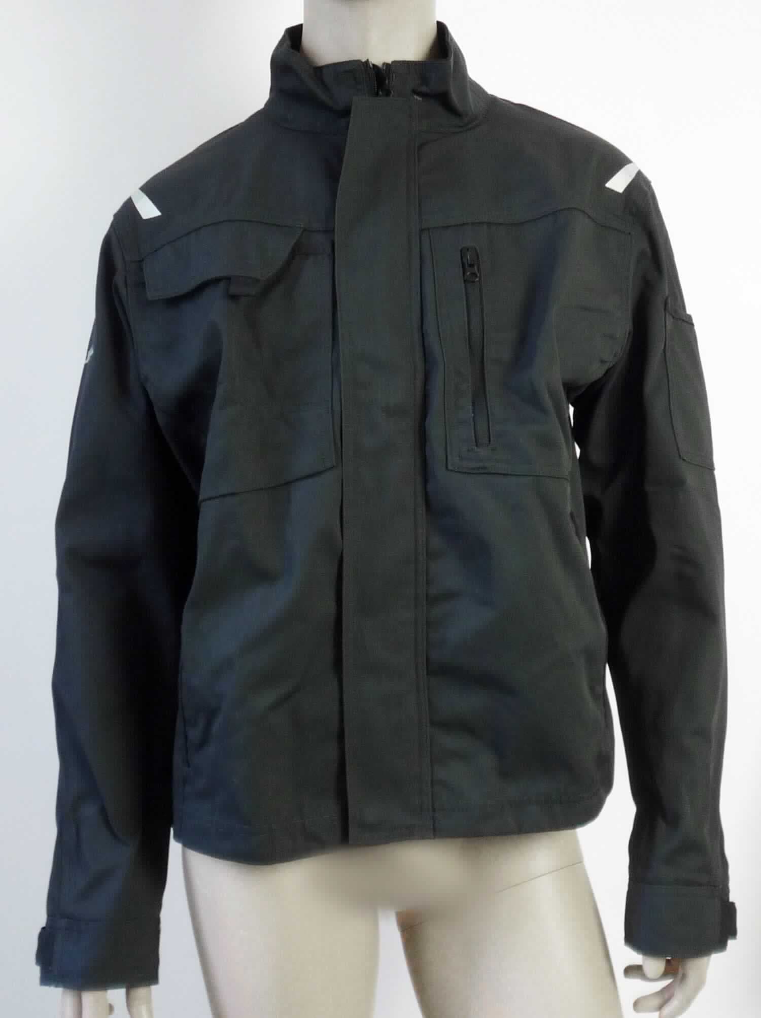 Jacke, sog. He-Jacke 8983/anthrazit-schwarz, Art. 89067, Größe L, Foto siehe Anlage,
- aus ca. 0,8 mm dicken, einfarbigen Geweben aus laut Antrag 65 % Polyester (synthetische Chemiefasern) und 
  35 % Baumwolle,
- über die Taille reichend (Rückenlänge: ca. 74 cm),
- ungefüttert,
- mit einem Stehkragen,
- vorn mit einer durchgehenden Öffnung mit Reißverschluss, verdeckt von einer Patte mit Klettverschluss von links 
  über rechts (Männerkleidung),
- mit langen Ärmeln; an den Ärmelenden mittels Klettverschluss zu verengen,
- mit verschiedenen ein- und aufgesetzten Taschen,
- mit aufgedruckten reflektierenden Streifen ausgestattet,
- in Bahnen gearbeitet,
- am unteren Rand durch Umschlagen und Festnähen gesäumt,
- keine Arbeits- und Berufskleidung.

"Jacke, aus Geweben, für Männer, aus synthetischen Chemiefasern, keine Arbeits- und Berufskleidung"
