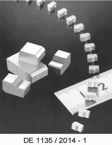 Sägezahnspitzen (sog. Saw Tips)

- nicht gefasste Formstücke in unterschiedlichen geometrischen Formen und Abmessungen aus 
  mit Metallen gesinterten Metallcarbiden (Cermets auf der Grundlage von Wolframcarbid und Cobalt
  als Bindemittel bzw. Titancarbonitrid und Cobalt mit Nickel als Bindemittel)

- zur Verwendung als Spitzen von Kreissägeblättern

- bei der spanabhebenden Bearbeitung von Metallen

(Antragstellerangaben)

Abbildung siehe Anlage.

Derartige Erzeugnisse gehören als "Formstücke für Werkzeuge, nicht gefasst, aus Cermets, andere als Wendeschneidplatten" zum TARIC-Code 8209 0080 00.