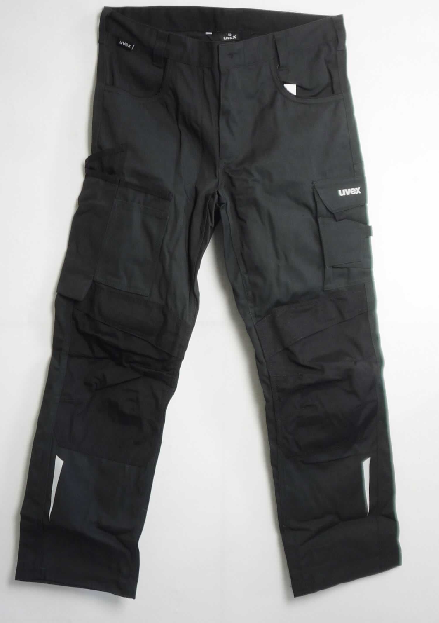 Lange Hose, sog. He-Bundhose 8982/anthrazit-schwarz G052, Art. 89062, Größe 52, Foto siehe Anlage,
- aus ca. 0,8 mm dicken, einfarbigen, strapazierfähigen Geweben aus laut Antrag 65 % Polyester (synthetische 
  Chemiefasern) und 35 % Baumwolle,
- in der Taille abschließend; mit einem angesetzten Bund mit Gürtelschlaufen,
- vorn mit einer Öffnung mit Reißverschluss, verdeckt von einer Patte von links über rechts (Männerkleidung),
  die im Bund mit einem Knopf geschlossen wird,
- mit verschiedenen ein- und aufgesetzten Taschen,
- vorn im Bereich der Knie mit aufgesetzten "Einschubtaschen" mit Klettverschluss,
- mit aufgedruckten, reflektierenden Streifen ausgestattet,
- mit knöchellangen Hosenbeinen,
- an den Beinabschlüssen durch Umschlagen und Festnähen gesäumt,
- lässt erkennen, dass sie dazu bestimmt ist, ausschließlich oder hauptsächlich zum Schutz anderer Kleidungs-
  stücke und/oder Personen bei Ausübung einer Gewerbe-, Berufs- oder Haushaltstätigkeit getragen zu werden.

"Lange Hose, aus Geweben, für Männer, aus synthetischen Chemiefasern, Arbeits- und Berufskleidung"